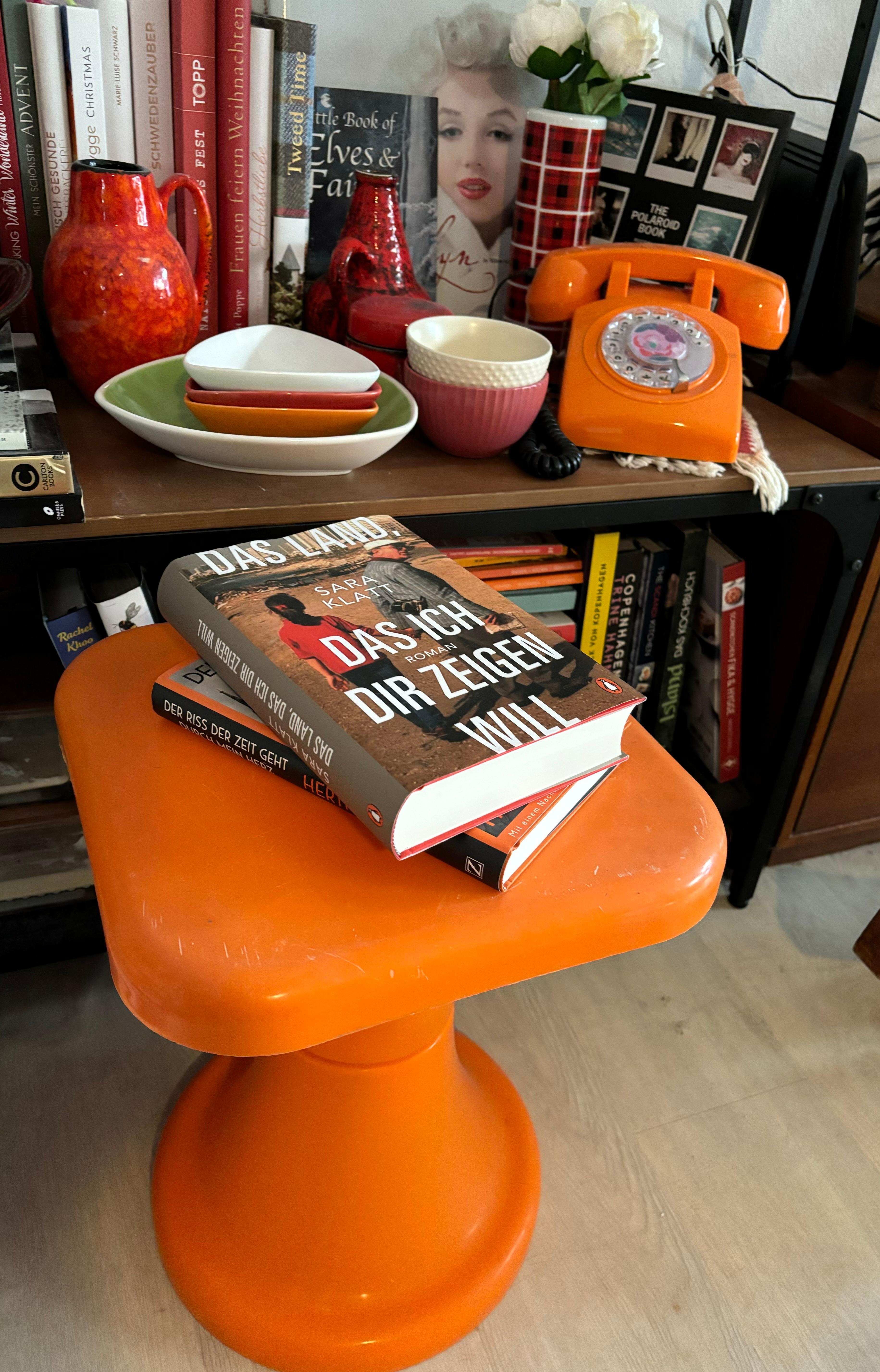 Orange wie in den Siebzigern 🧡 #orange #midcentury #seventies #vintage #books #bücherliebe und natürlich überall Bücher #leseratte