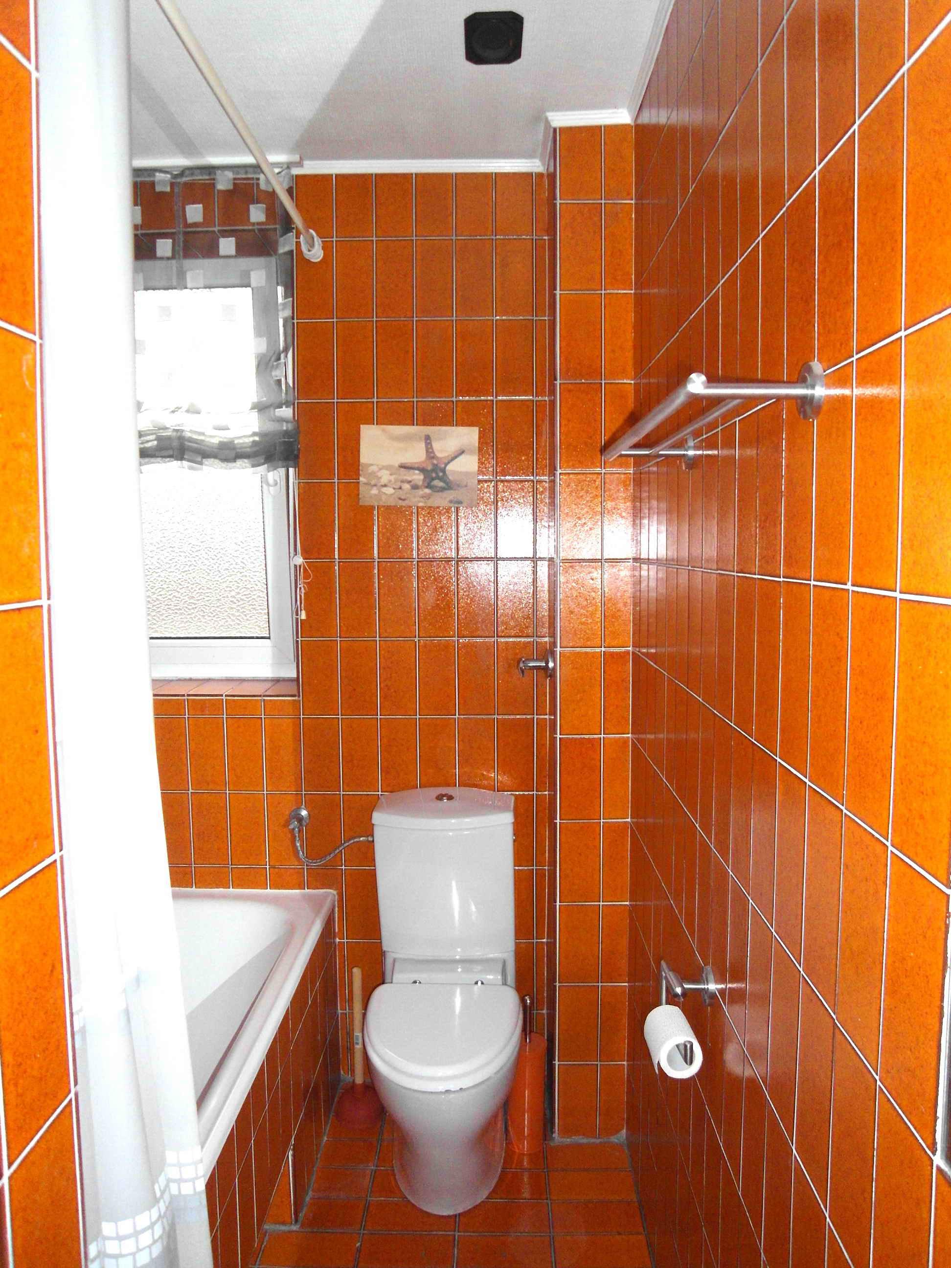 orangefarbenes Bad vorher #bad #toilette ©artenstein
