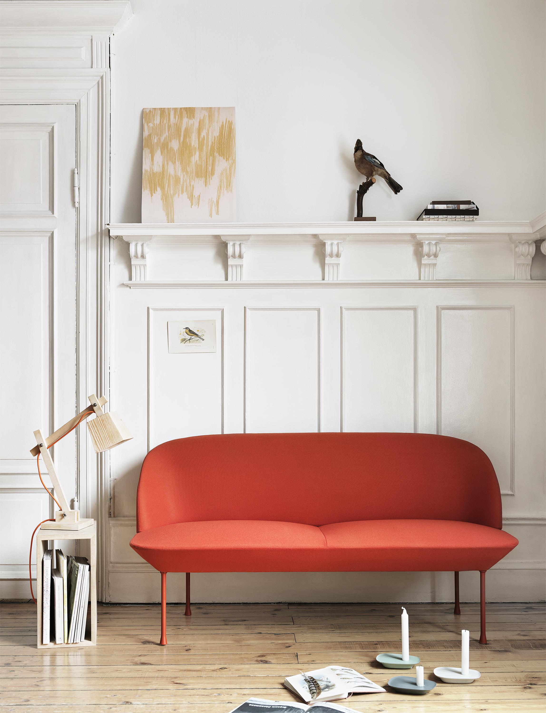 Orangefarbenes Sofa im modernen Flur #sofa #orangefarbenessofa ©Muuto