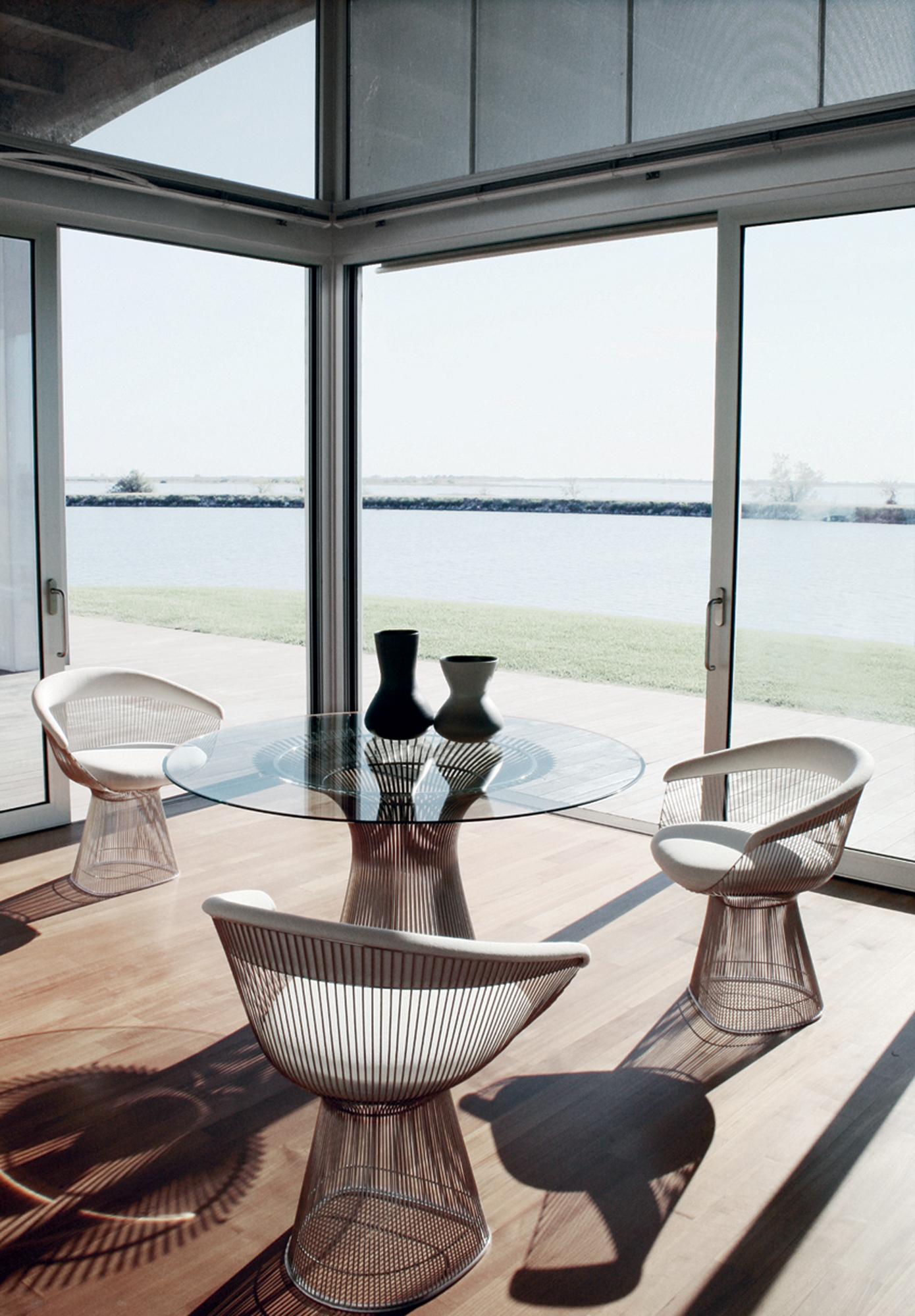 Organisch geformte Designermöbel #designermöbel #laminat #terrassentür #esszimmerstuhl ©Knoll/Camilla Platania, Designer: Warren Platner