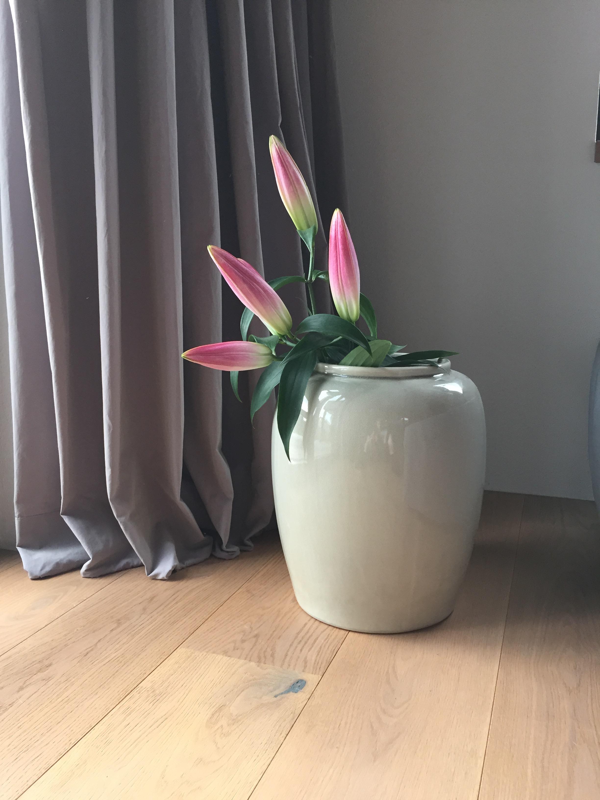 Orientlilie in meiner Lieblings Bodenvase
#crackle #vase #brostecopenhagen