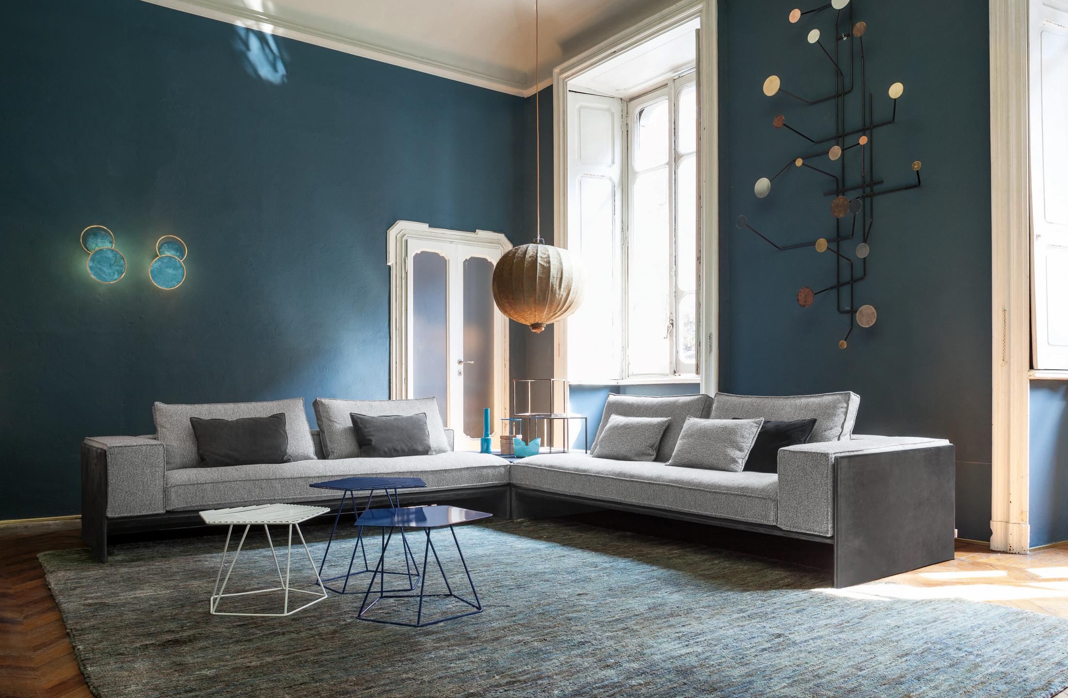 Originelle Wandbeleuchtung #beistelltisch #teppich #sofa #grauessofa #blauewandfarbe ©Bonaldo