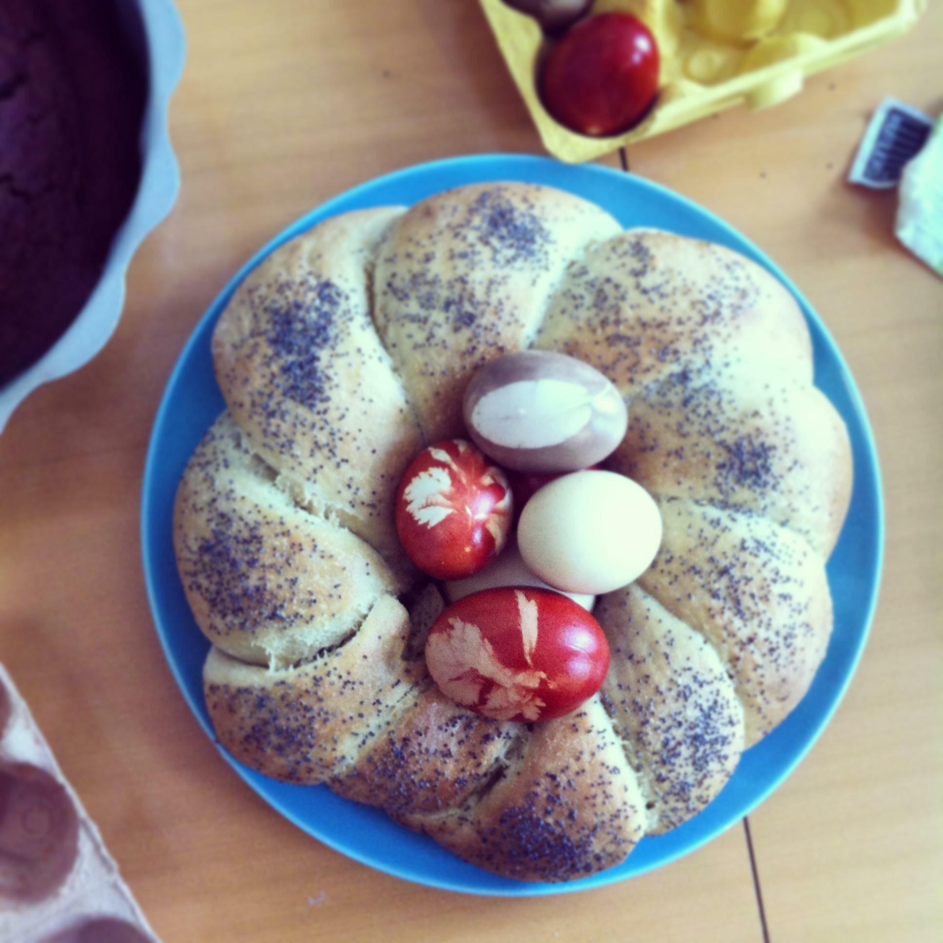 #osterei #osterdiy #naturfarben #cake #frühstück

Mohnkranz mit natürlich gefärbten Eiern von Omas glücklichen Hühnern