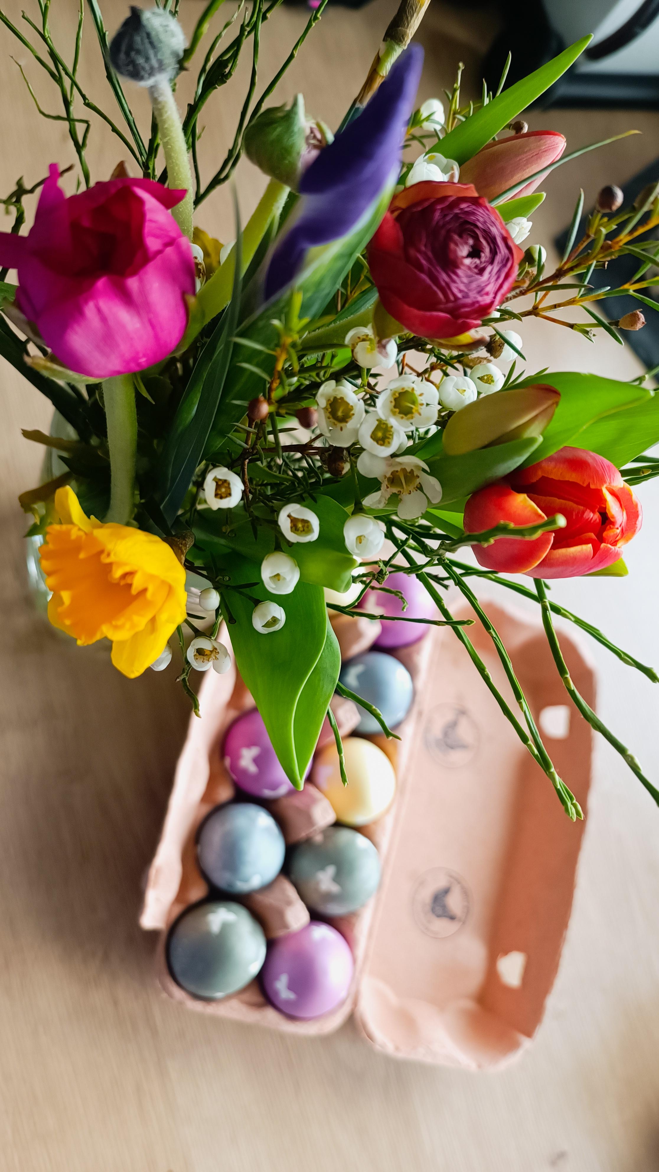 Ostereier und Frühlingsblumen 🌷