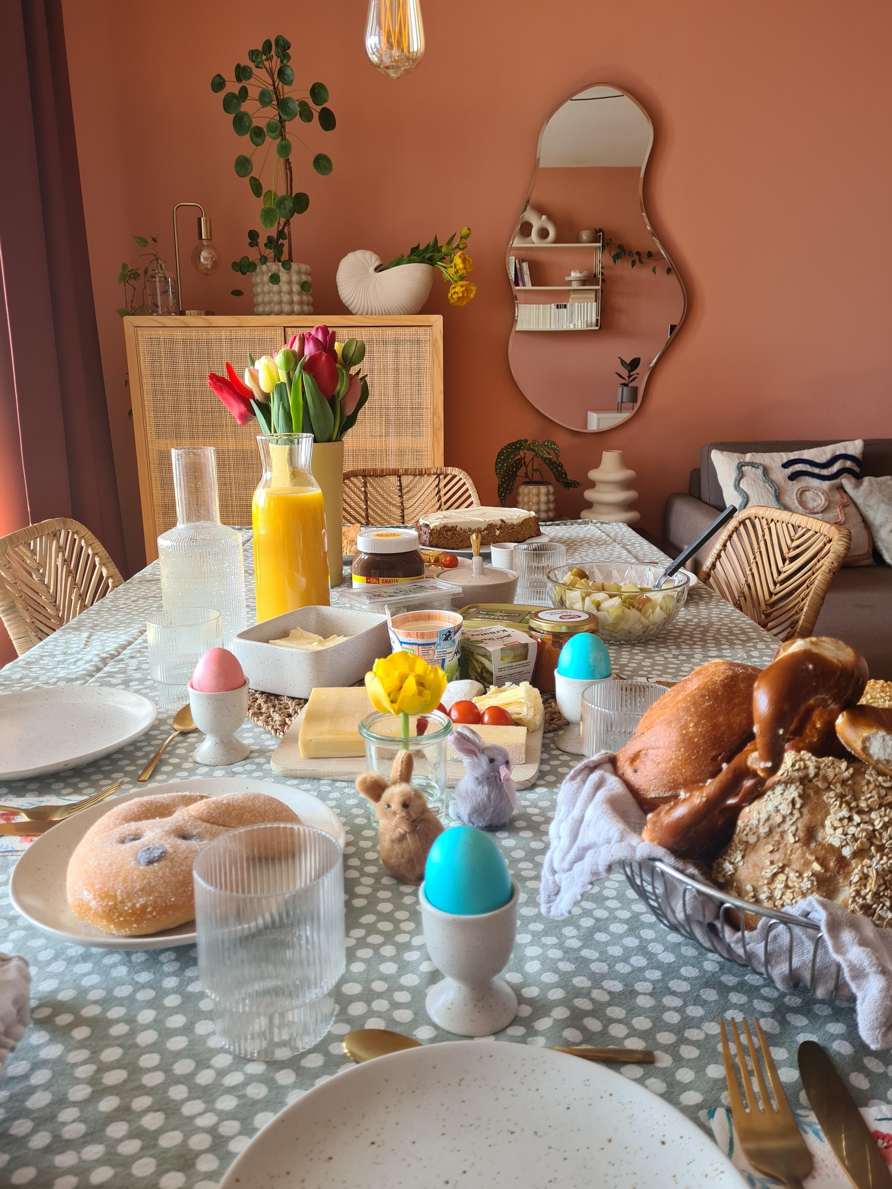 Osterfrühstück mit Freunden 🐰🌷
#ostern #tischdeko #odterdeko #brunch #esstisch #wandfarbe