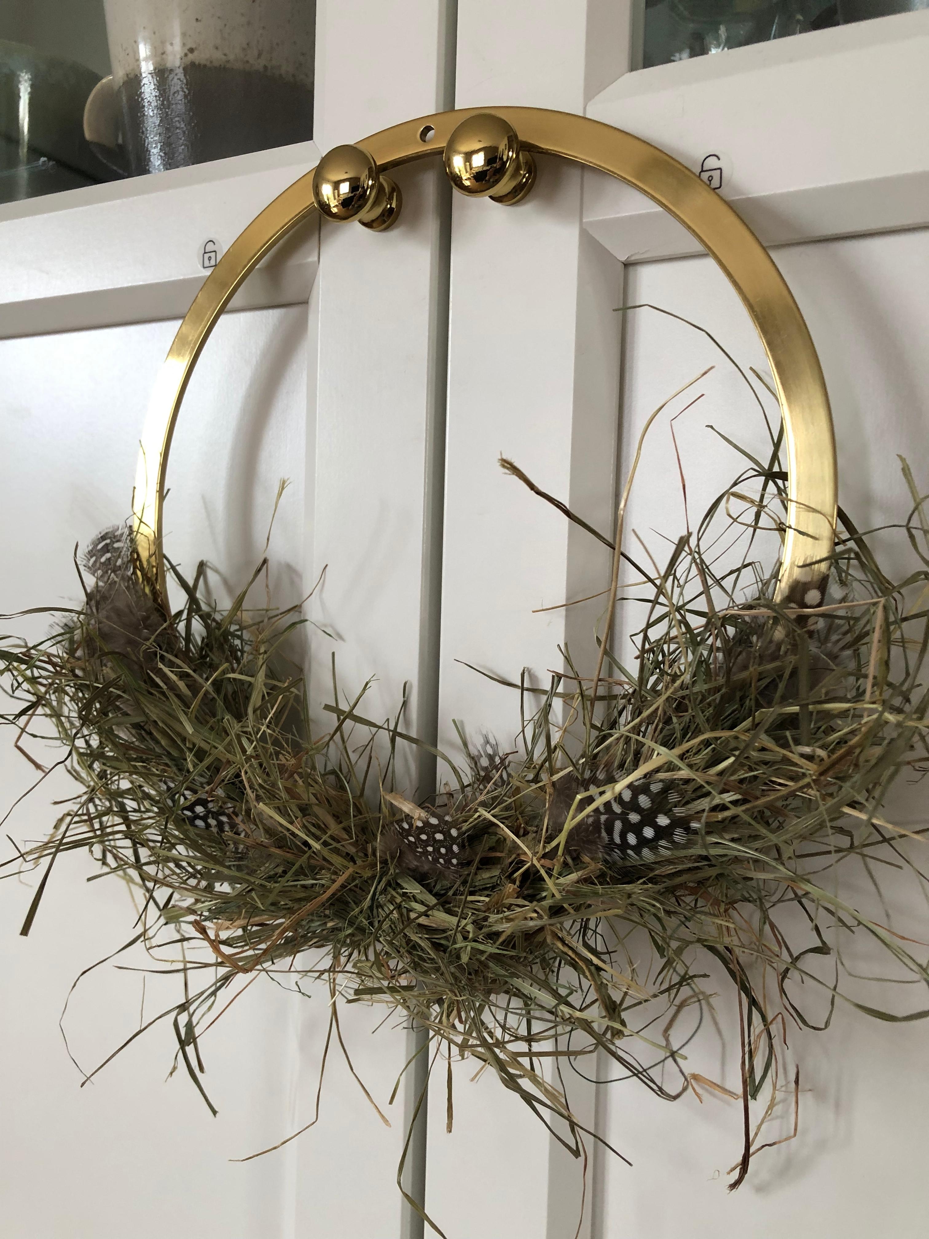 Ostergras und Federn. #wreath #messingliebe #simplicity #ostern