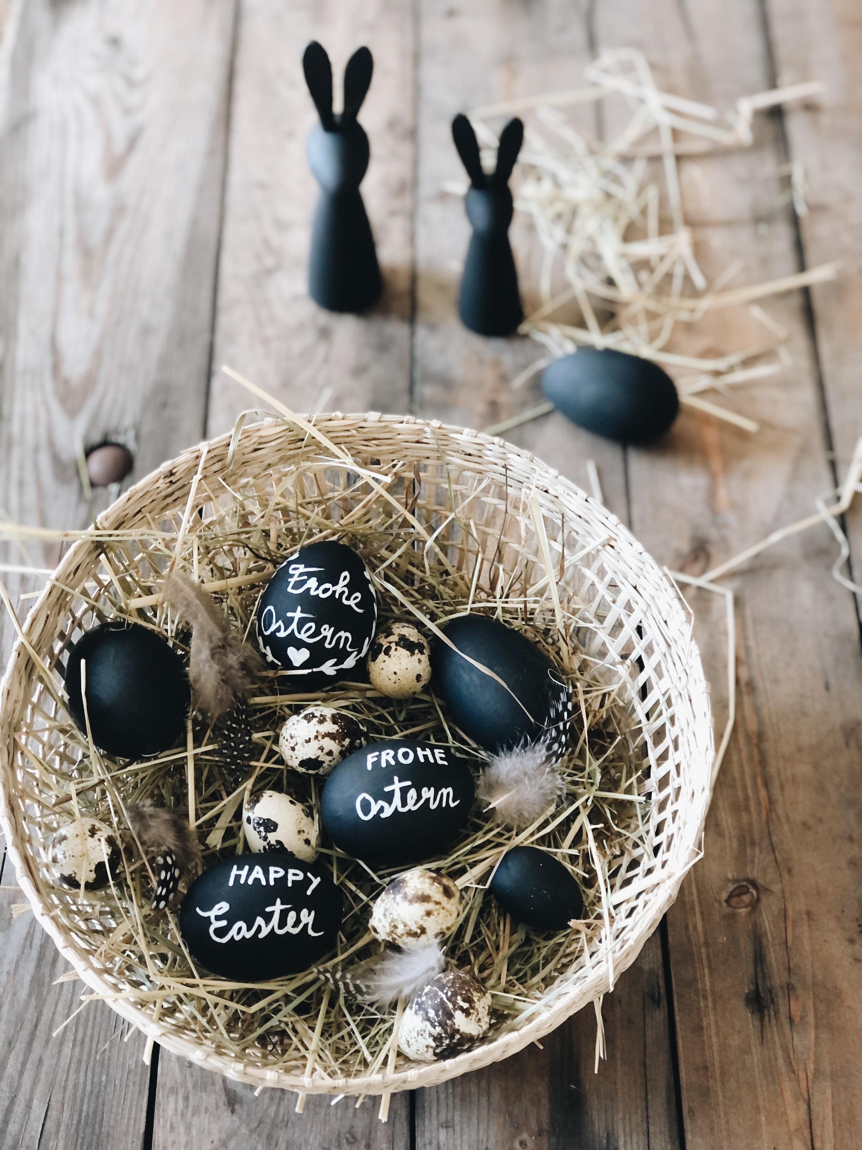 Osterhasen und Eier mit Tafelfarbe gestrichen und beschriftet #osterdeko #osterei #osterhase #tafellack #easterdiy