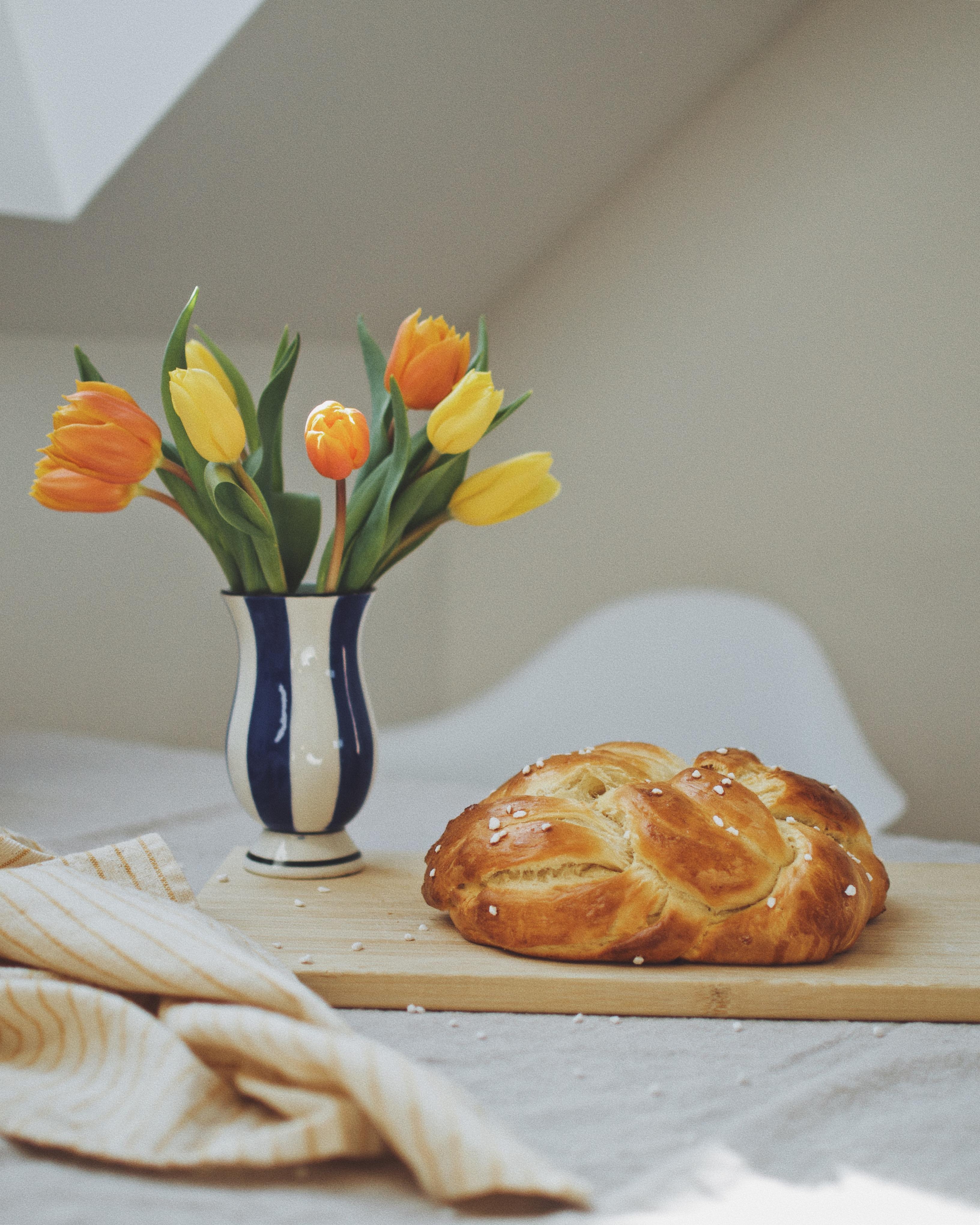 Ostermontag | #ostern #spring #tulpen #blumenstrauß #küche #interior #table #kitchen #springvibes #baking 