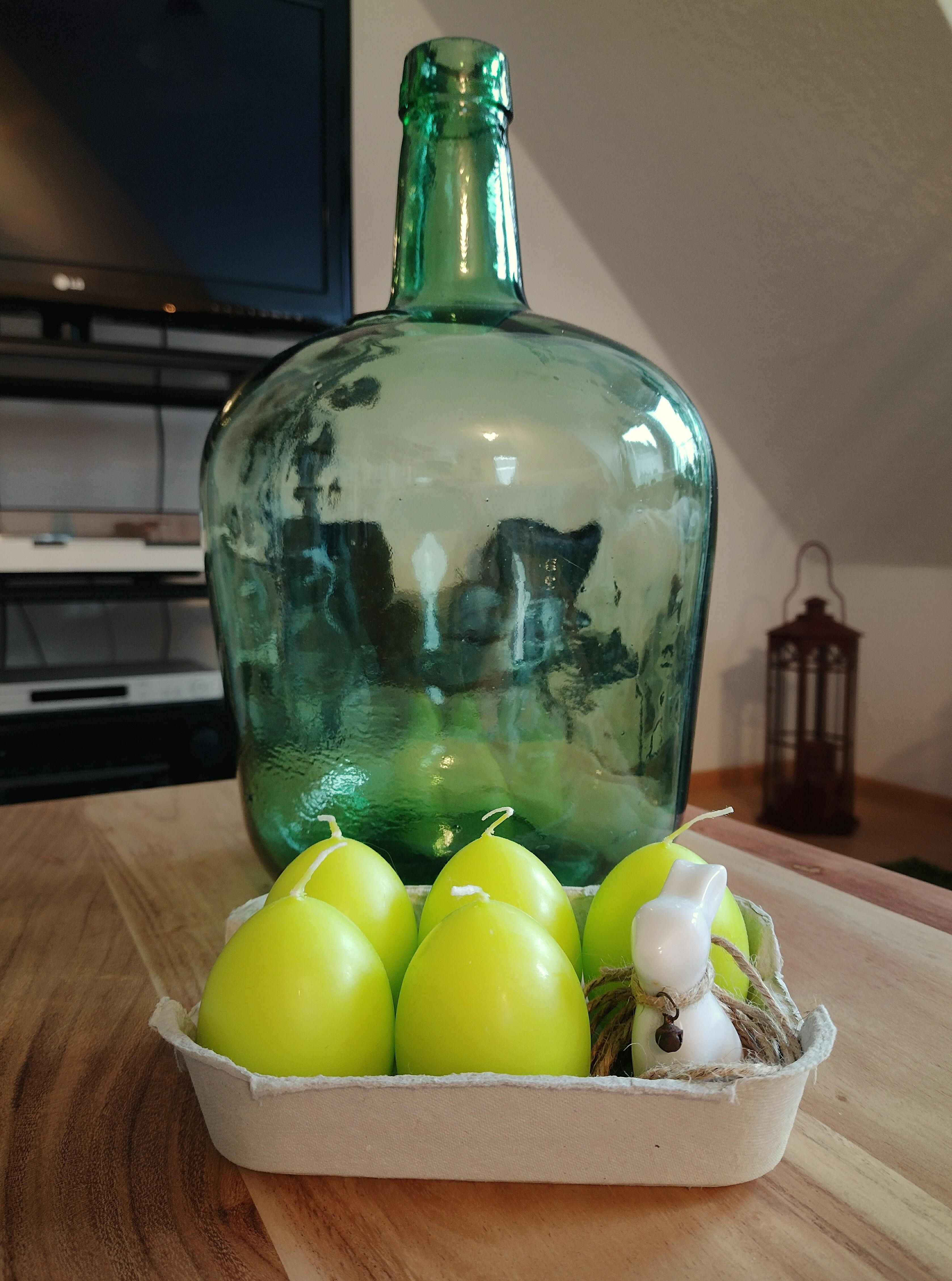 #ostern #deko #couchtisch #glas #vase #kerzen #keramikhase #eierkerzen 