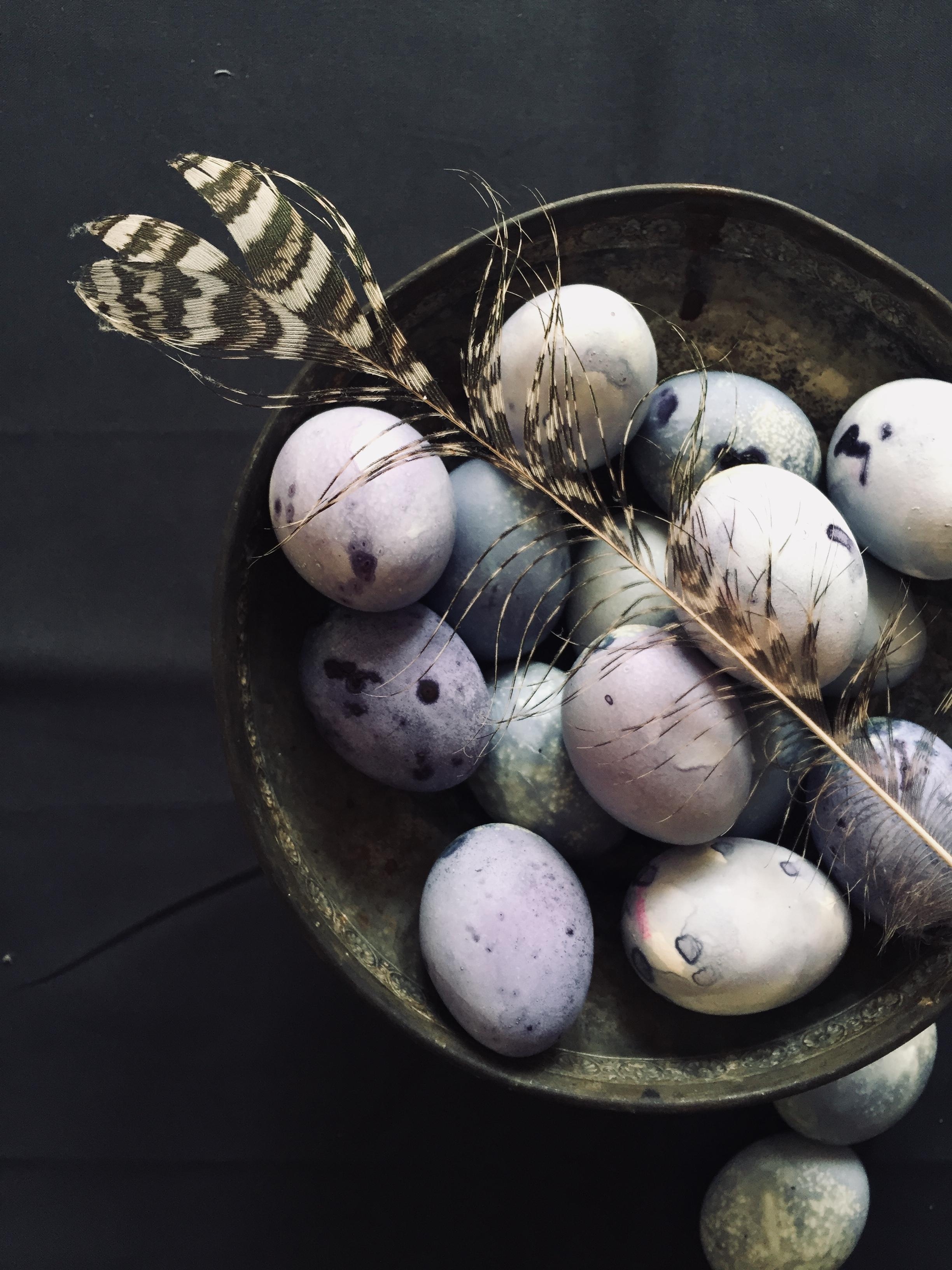 Ostern naht. #osterdeko #tischdeko #naturfarben #eierfärben #couchliebt 