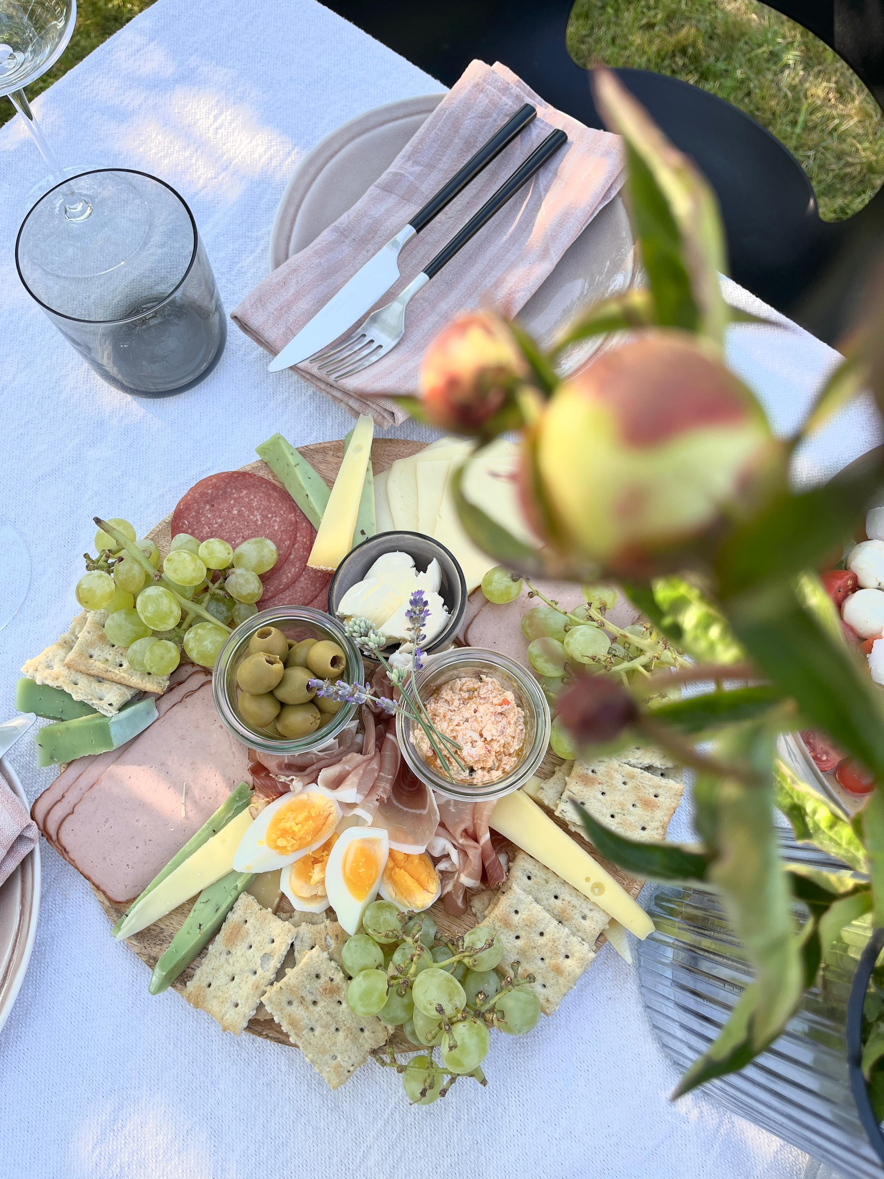 outdoor dining ⛱️
#foodie#garden#outdoordining#gartenzeit#brotzeit#landleben#pfingstrosen#freshflowers#outdoorliving