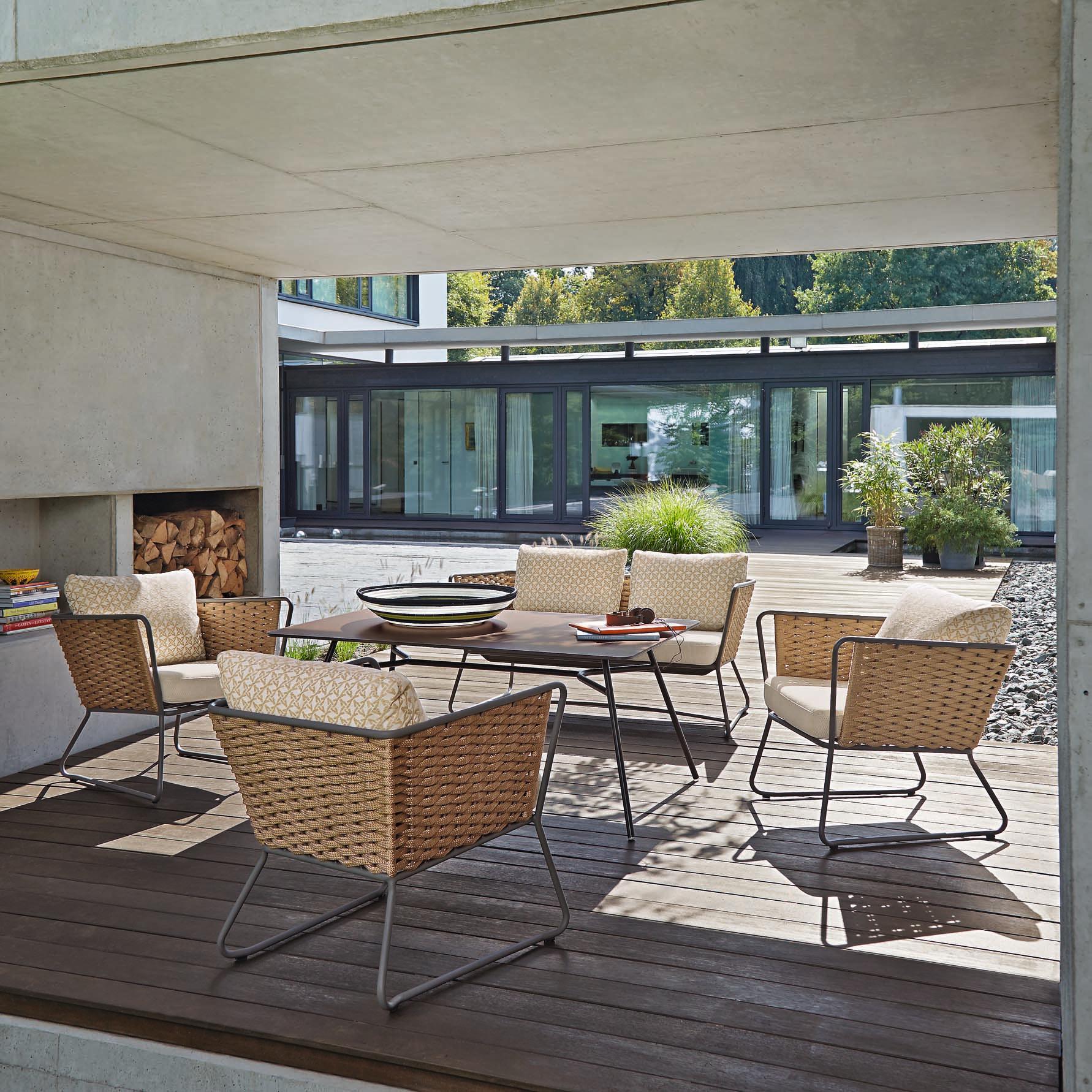 Outdoor-Loungemöbel auf moderner Terrasse #terrassenmöbel #terrassentisch ©Garpa