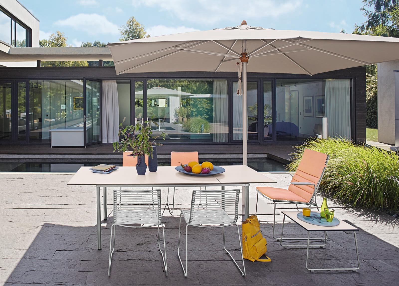 Outdoor-Möbel aus Metall #terrasse #sonnenschirm #gartentisch #tisch ©Garpa