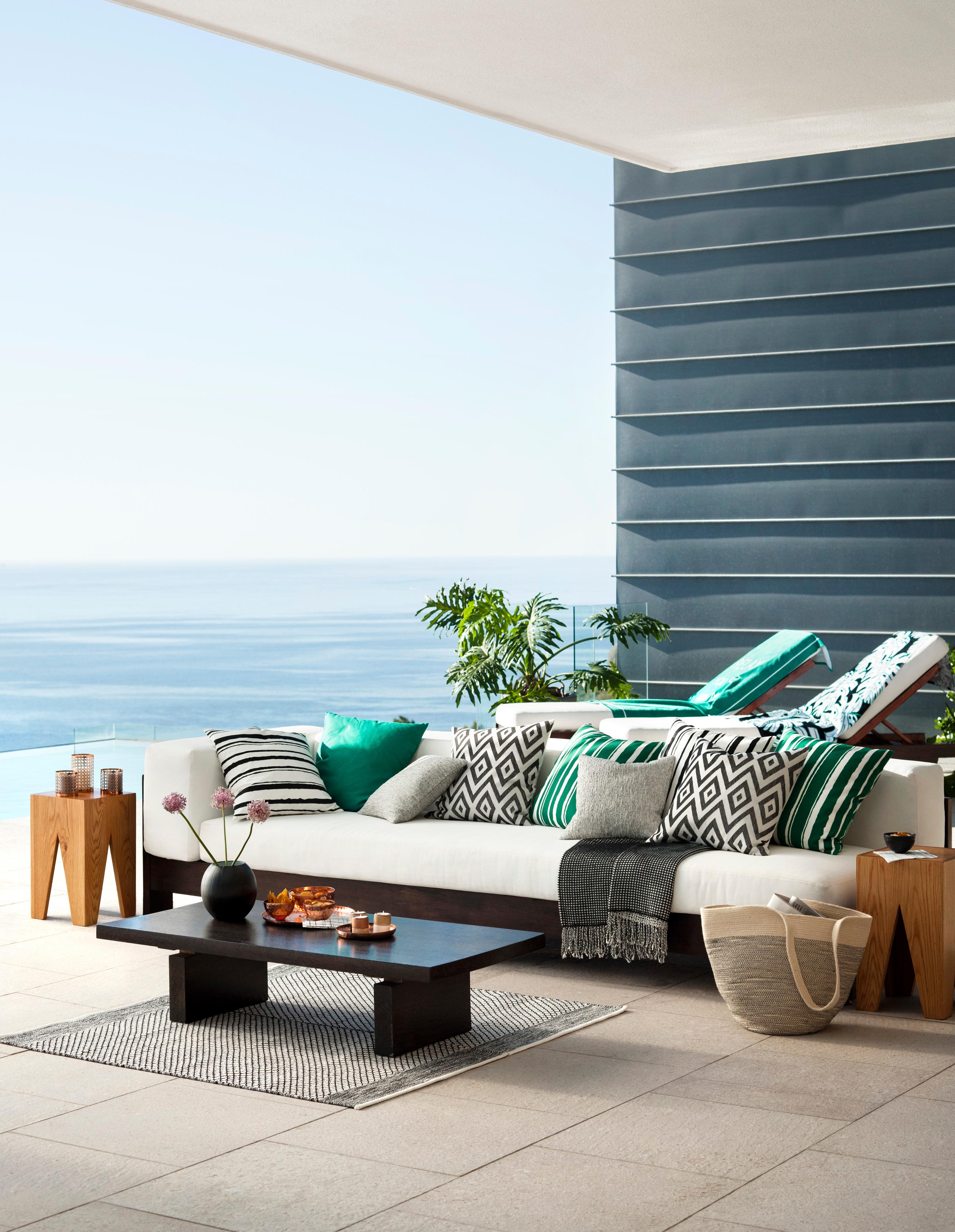 Outdoor-Sofa mit Dekokissen #sitzecke #liegestuhl #balkonaccessoire #sitzeckebalkon ©H&M Home