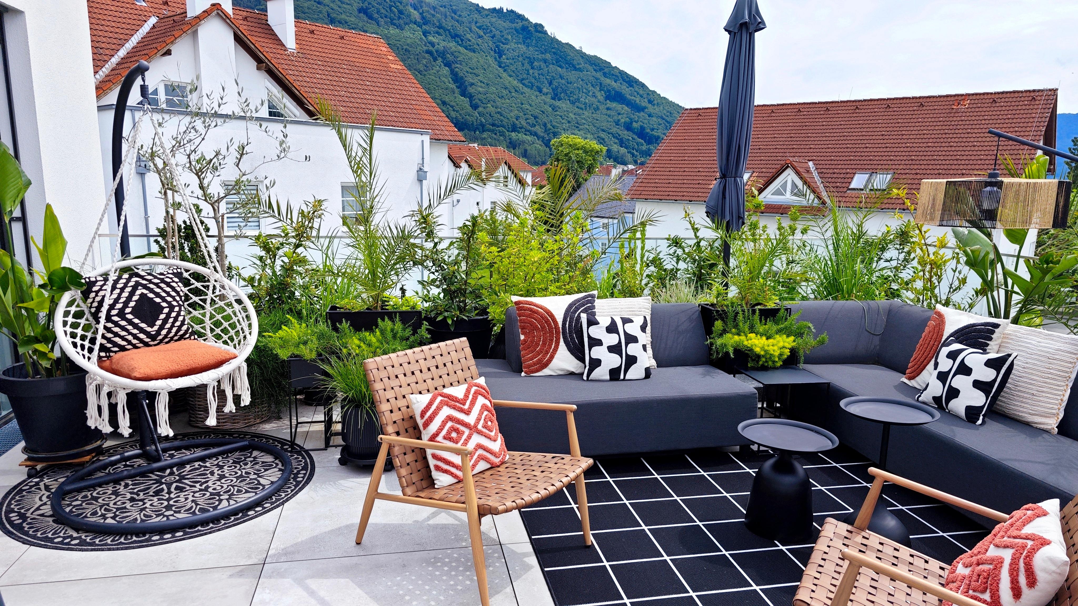 #outdoor #terrasse #summer #chillen #frischluft #lebensraum #outdoorwohnzimmer #genießen #sonne #pflanzenliebe #grün #gardening #home #couchliebt #nature