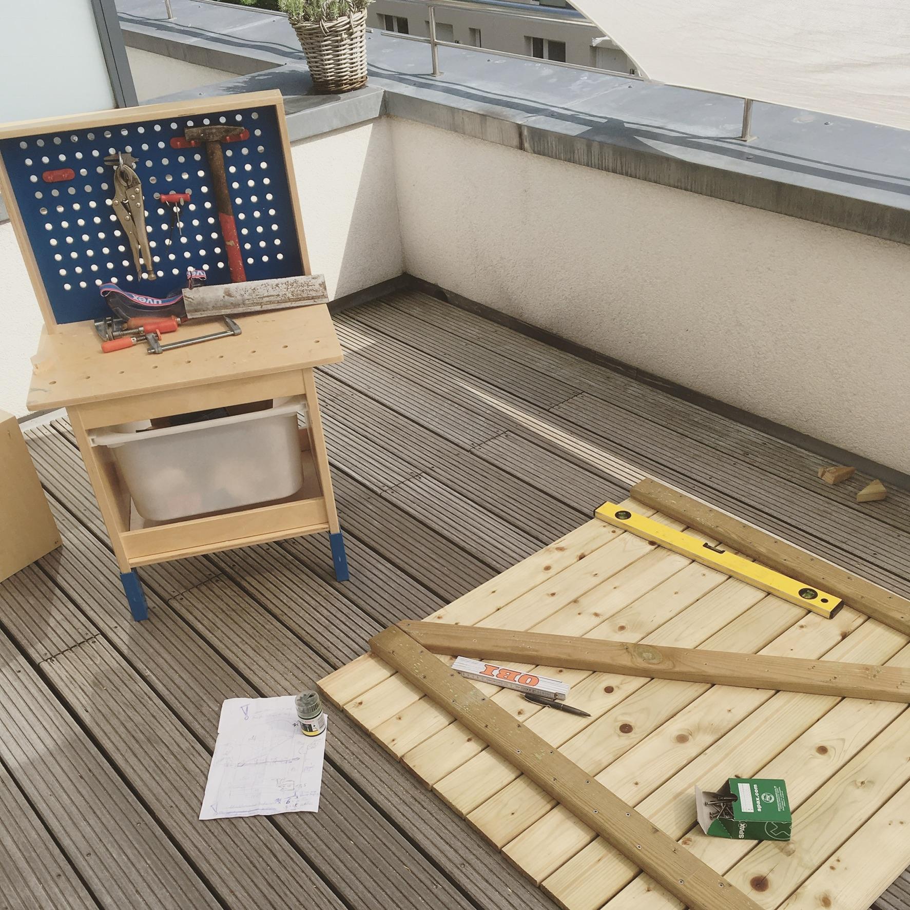Outdoor-Werkstatt auf der Dachterrasse #diy #neuesgartentor #abinsgruene #kloenschnacktuer #moderneterrasse
