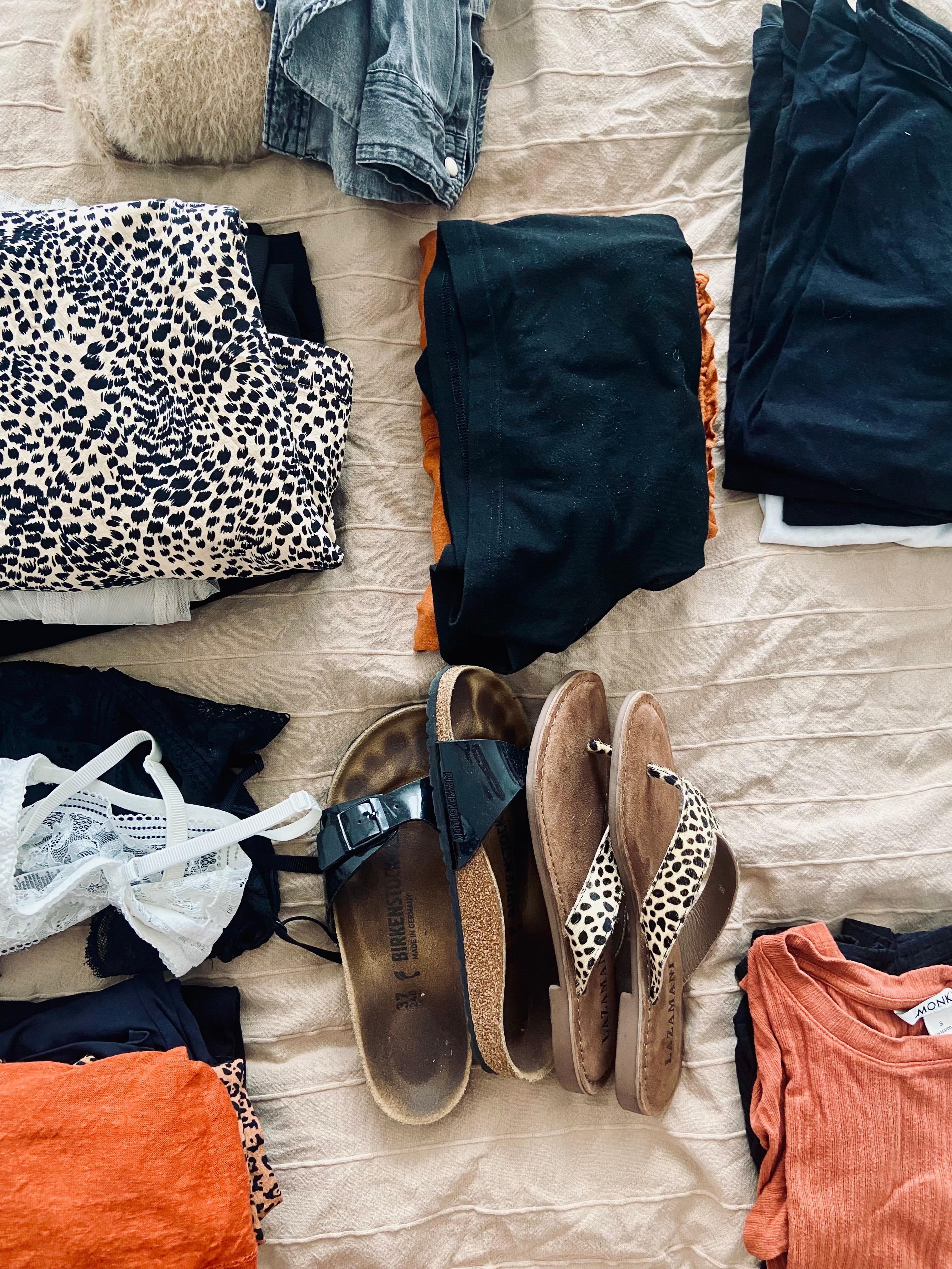Packing 🤍🧡🖤

#kofferpacken #sommer #summer 
