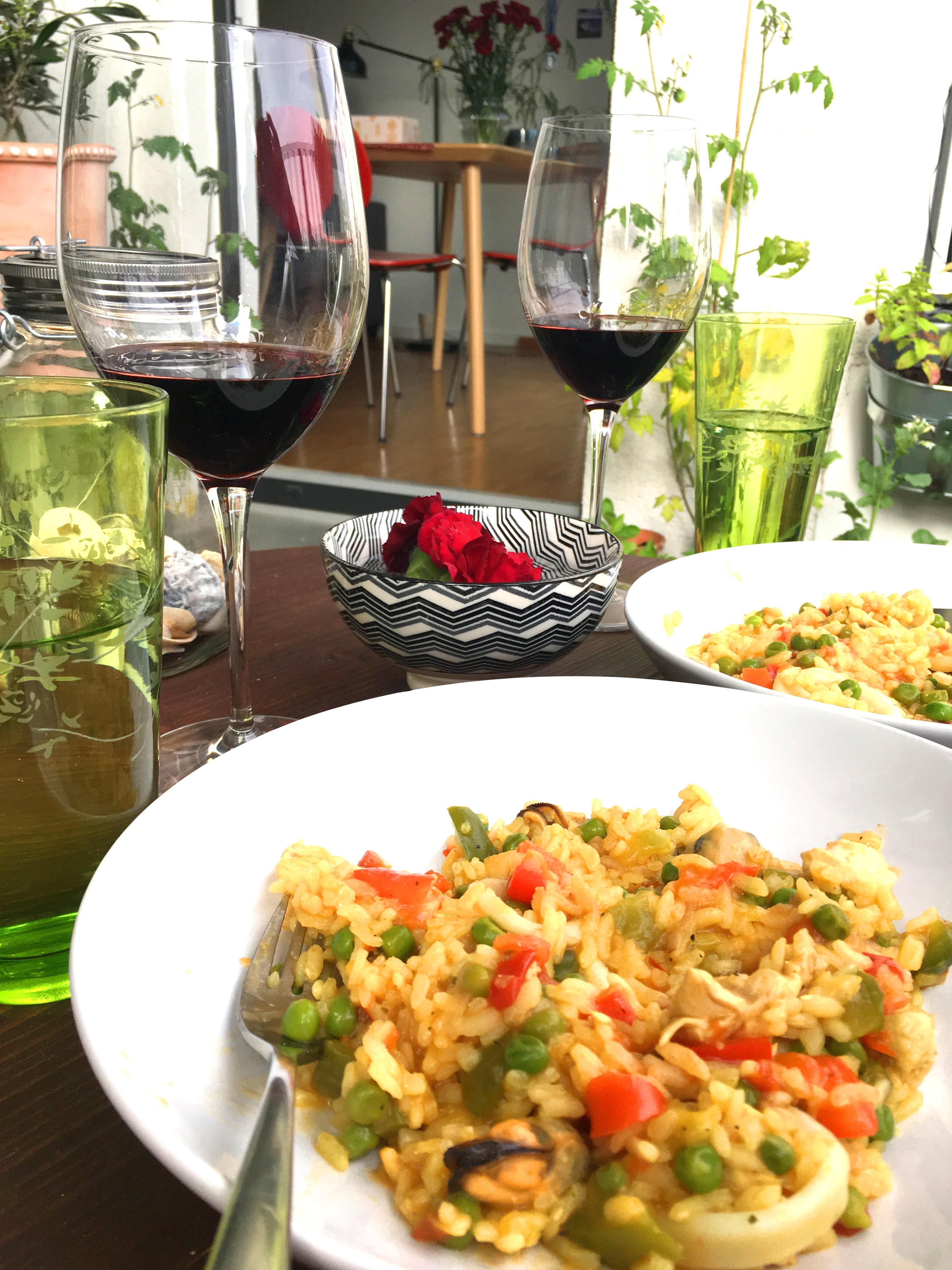 Paella und Wein auf dem Balkon – das perfekte Sommer-Dinner #diy #balkon #livingchallenge