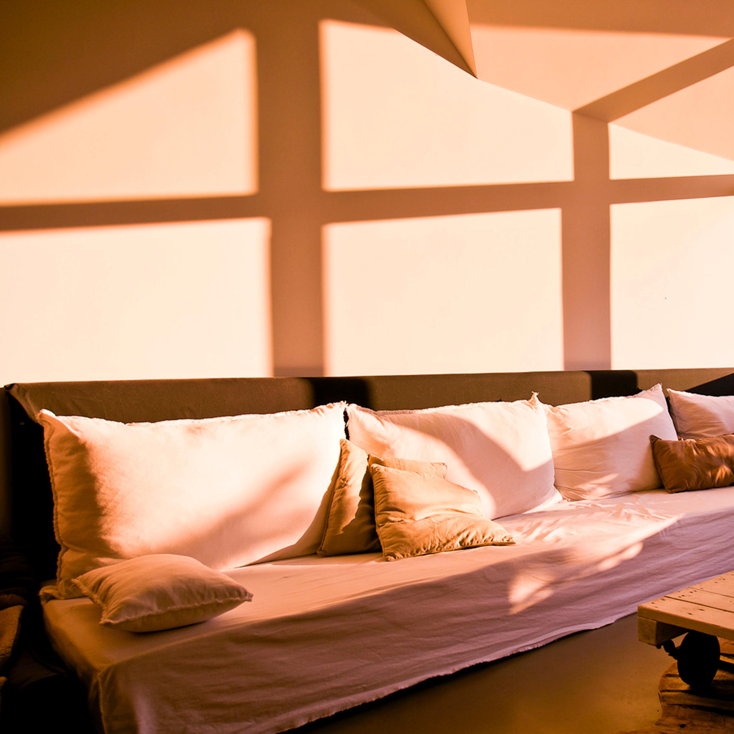 Palettensofa in der Abendsonne #wohnzimmer #sofa #palettensofa ©Zolaproduction