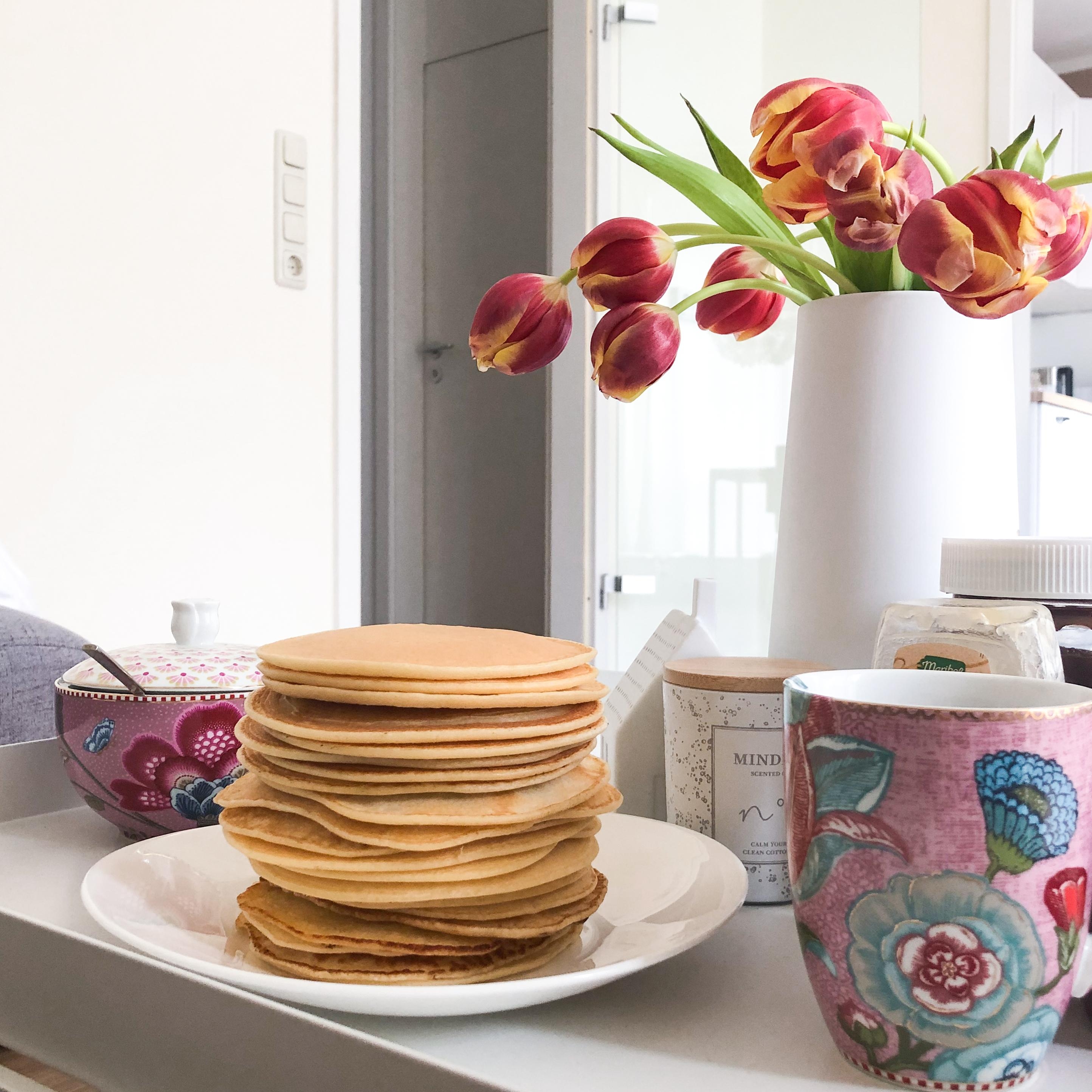 Pancakes am Morgen vertreiben Kummer und Sorgen 😊✨ #frühstückstisch #livingchallenge