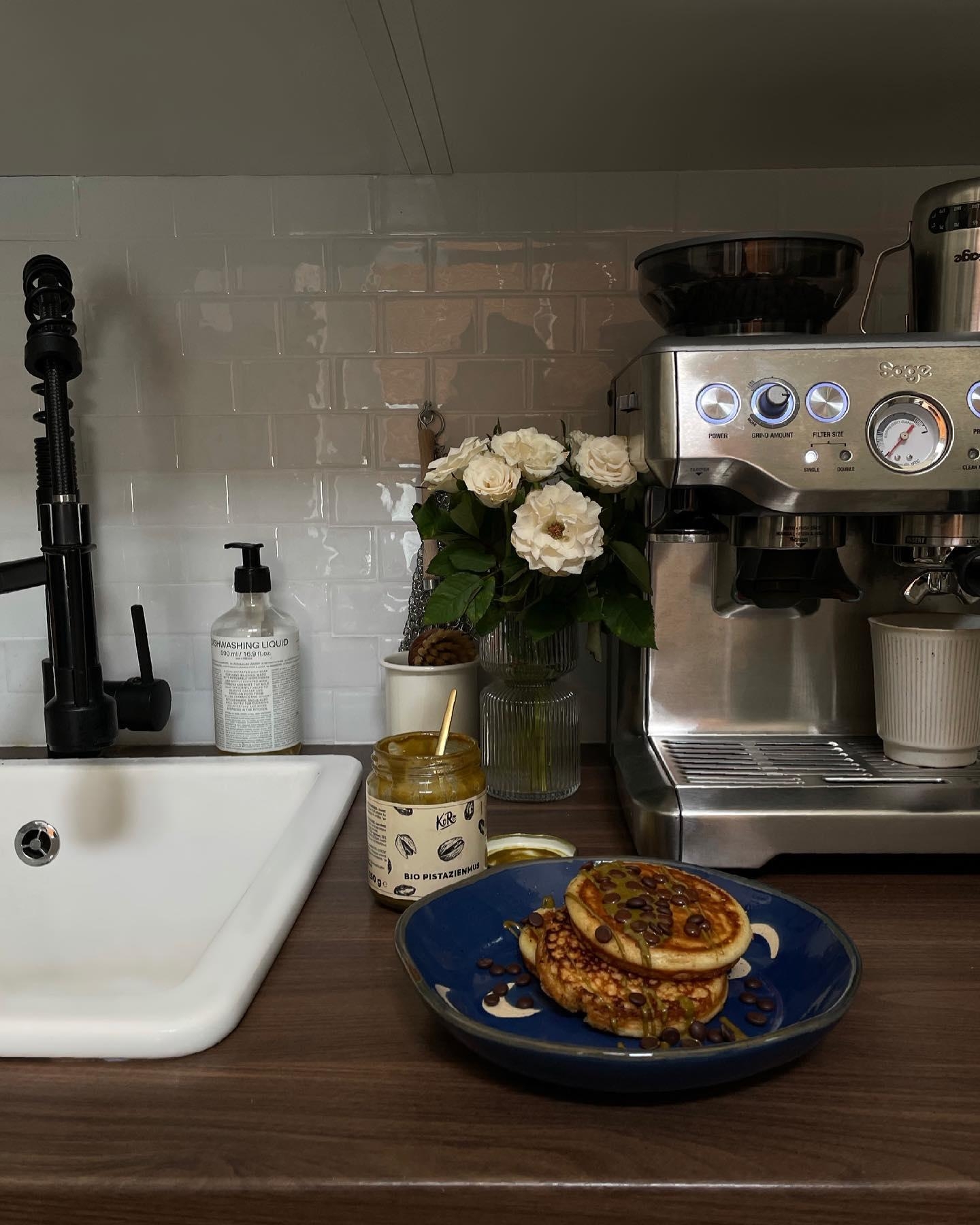 Pancakes gehen immer.
#küche #pancakes #espressomaschine #blumen #kücheninspiration #inspo #susannawurz