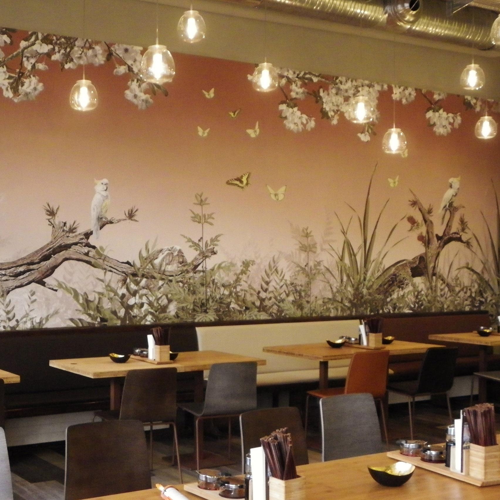 Panorama Tapete mit Papageien und Schmetterlingen für ein Asia Restaurant im Hamburger Schanzenviertel