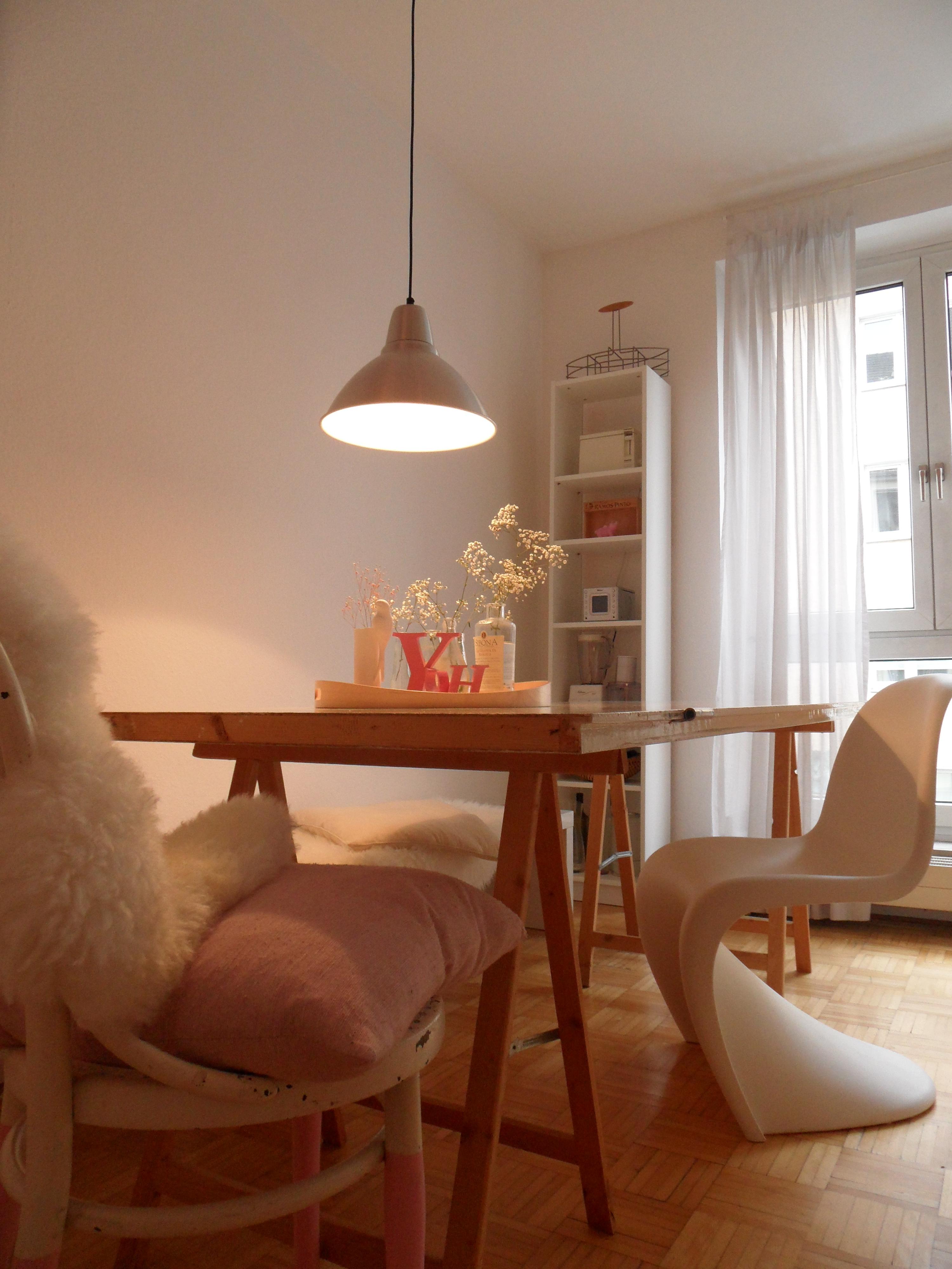 Panton Chair "in gemütlicher Küchenrunde" #pendelleuchte #hängeleuchte #tisch ©Yvonne Heinemann Interiors
