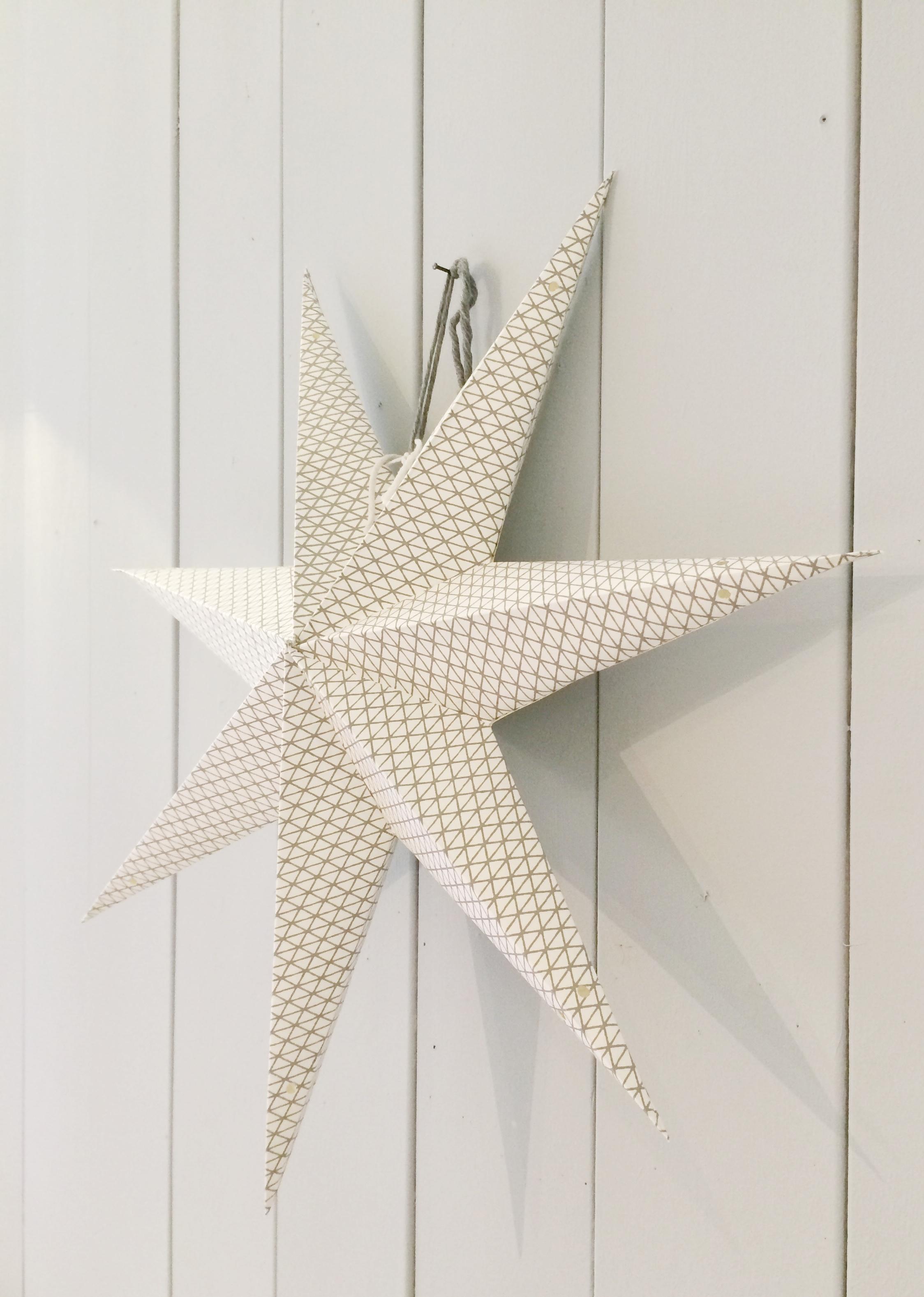 Papierstern mit geometrischem Muster #holzwand #weihnachtsdeko ©Andrea_Fischer