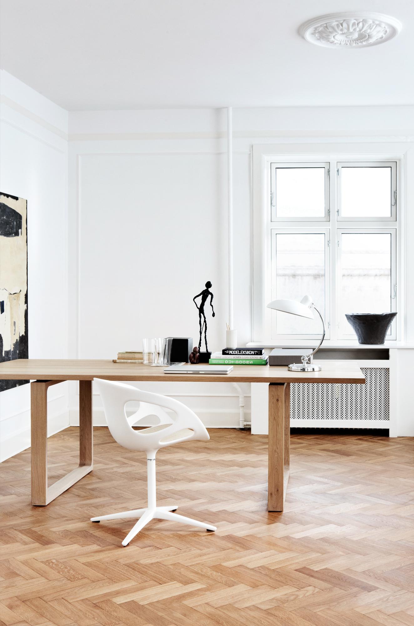 Parkett und Schreibtisch in der gleichen Holzfarbe #holztisch #schreibtisch #altbau #laminat #holzschreibtisch #weißerstuhl ©Fritz Hansen