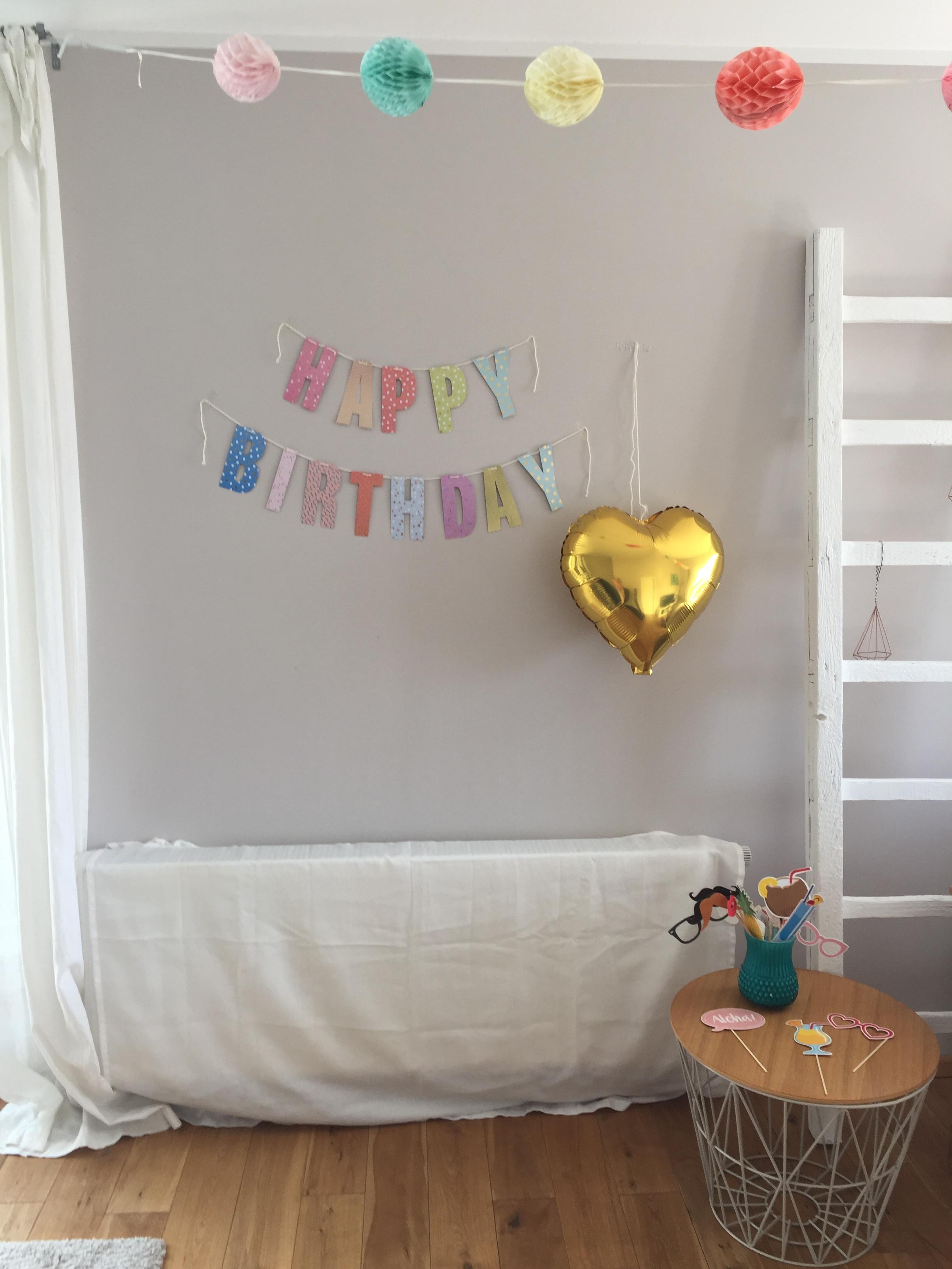 Partytime: Unser Wohnzimmer wird für die Teenie-Geburtstagsfeier unsrer Tochter zur Fotobox 