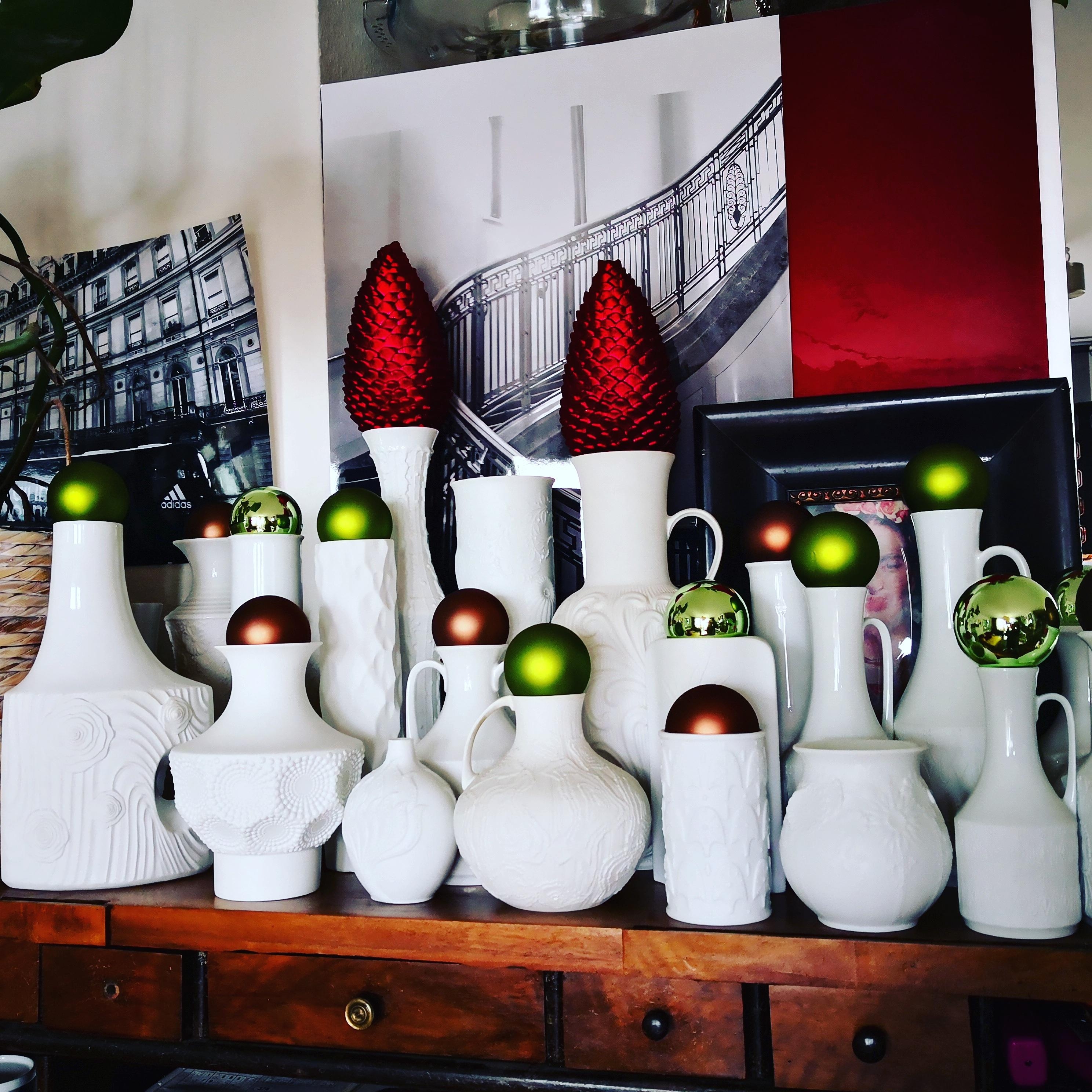 Passend zur Vorweihnachtszeit #vintagestyle #mix #stylemix #mystyle #white #vases #addict #collection 
