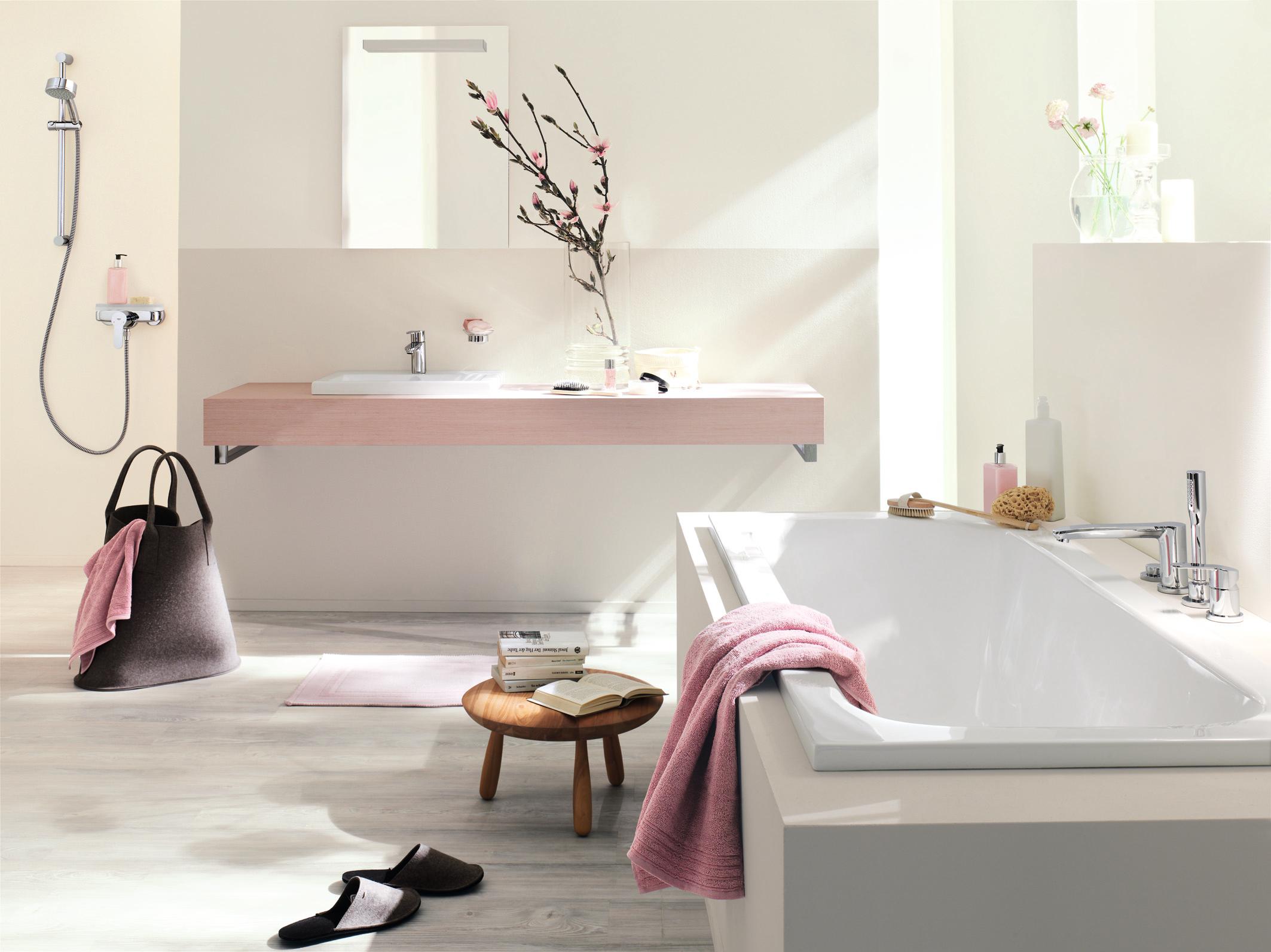 Pastellrosa und Cremeweiß #badewanne #badezimmerspiegel #dusche #waschtisch #waschbecken #pastellfarbe ©Grohe