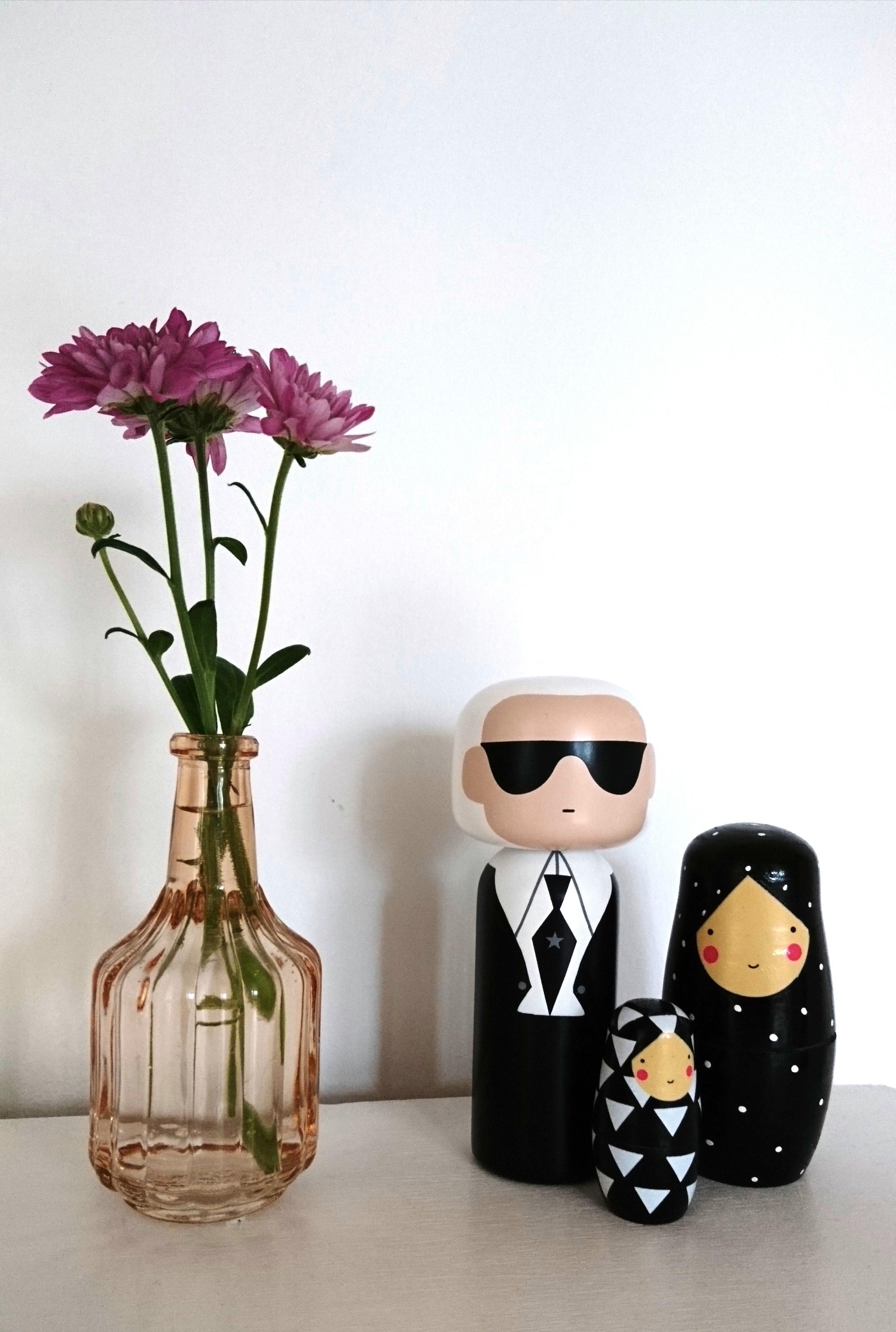 Patchwork mit #karl #Lagerfeld 
#living #holzfigur #luciekaas #Blumen #deko #vase 💕