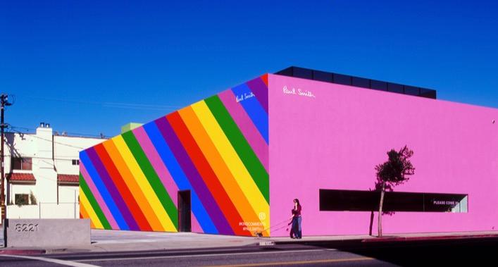 Paul Smith Store mit #Regenbogenmakeover für den Los Angeles Pride Monat #Wandfarbe @paulsmithdesign #paulsmithLA #gestreiftewandgestaltung