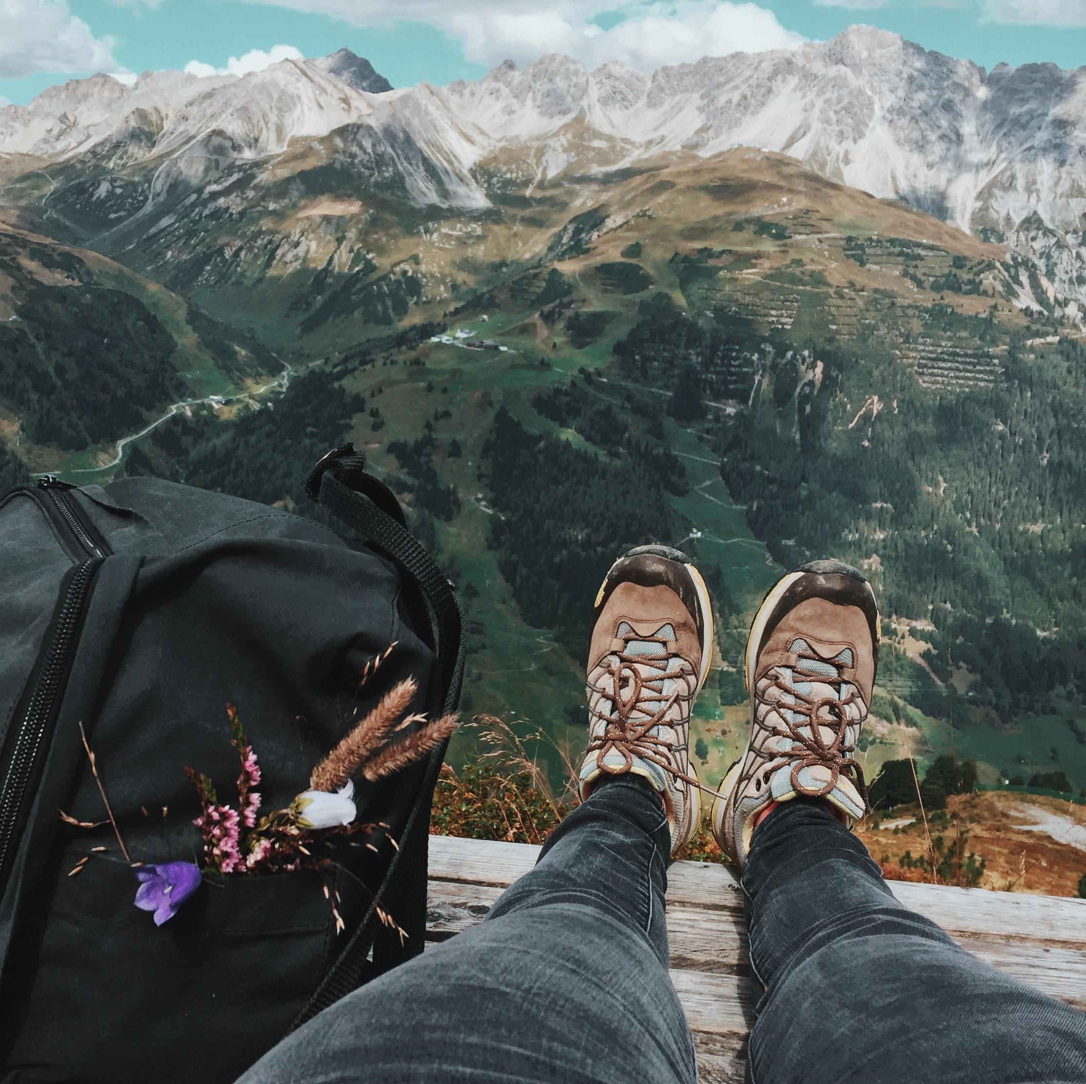 Pause machen und den Blick über die Berge genießen. #wandern in Österreich 💙
#travelchallenge 