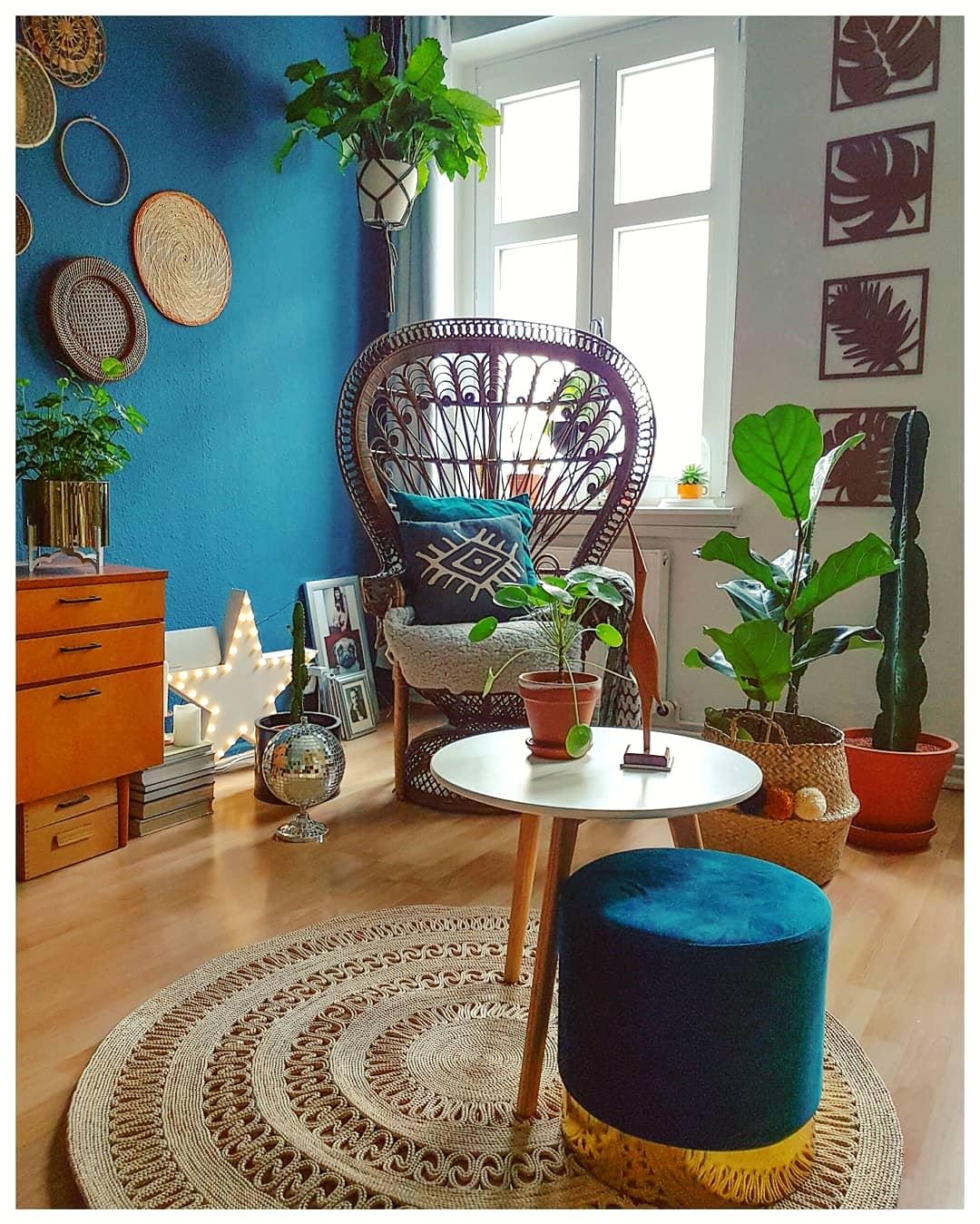 #peacockchair #Vintagehome #retrodesign #colorfulhome #livingroom 