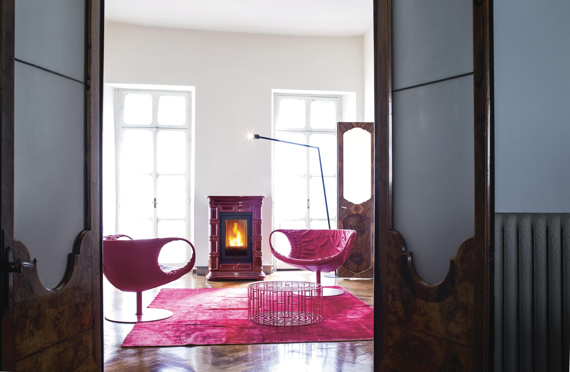 Pelletofen aus Keramik #teppich #kamin #70erjahre #sessel #pinkfarbenerteppich #pinkfarbenersessel ©Sergio Leoni