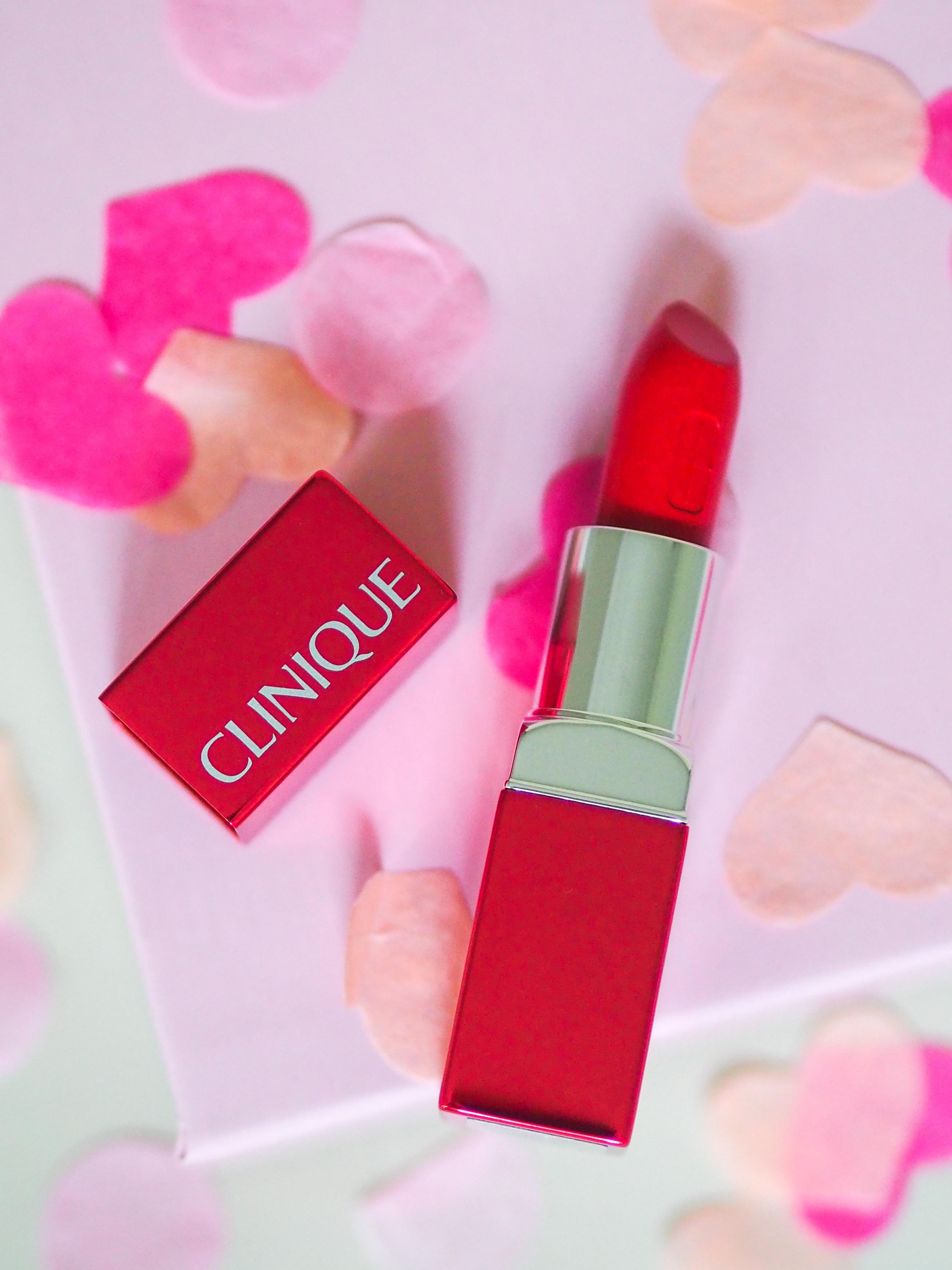 Perfekt für unterwegs: der #Clinique Pop Reds eignet sich für Lippen und Wangen #beautylieblinge
