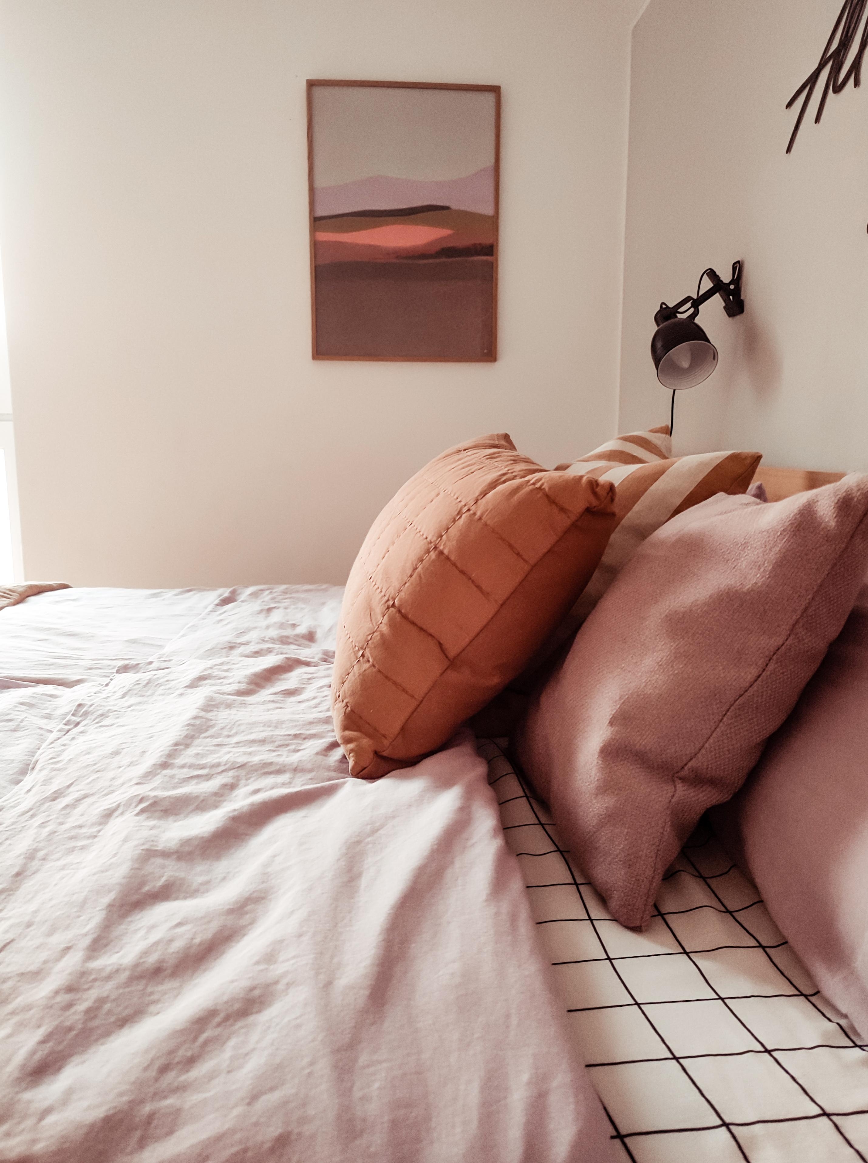 Perfekt Match, Bild und Bettwäsche 💜😉
#schlafzimmer #bedroom #bettwäsche #kissen #bett #bilder #wallart #prints 