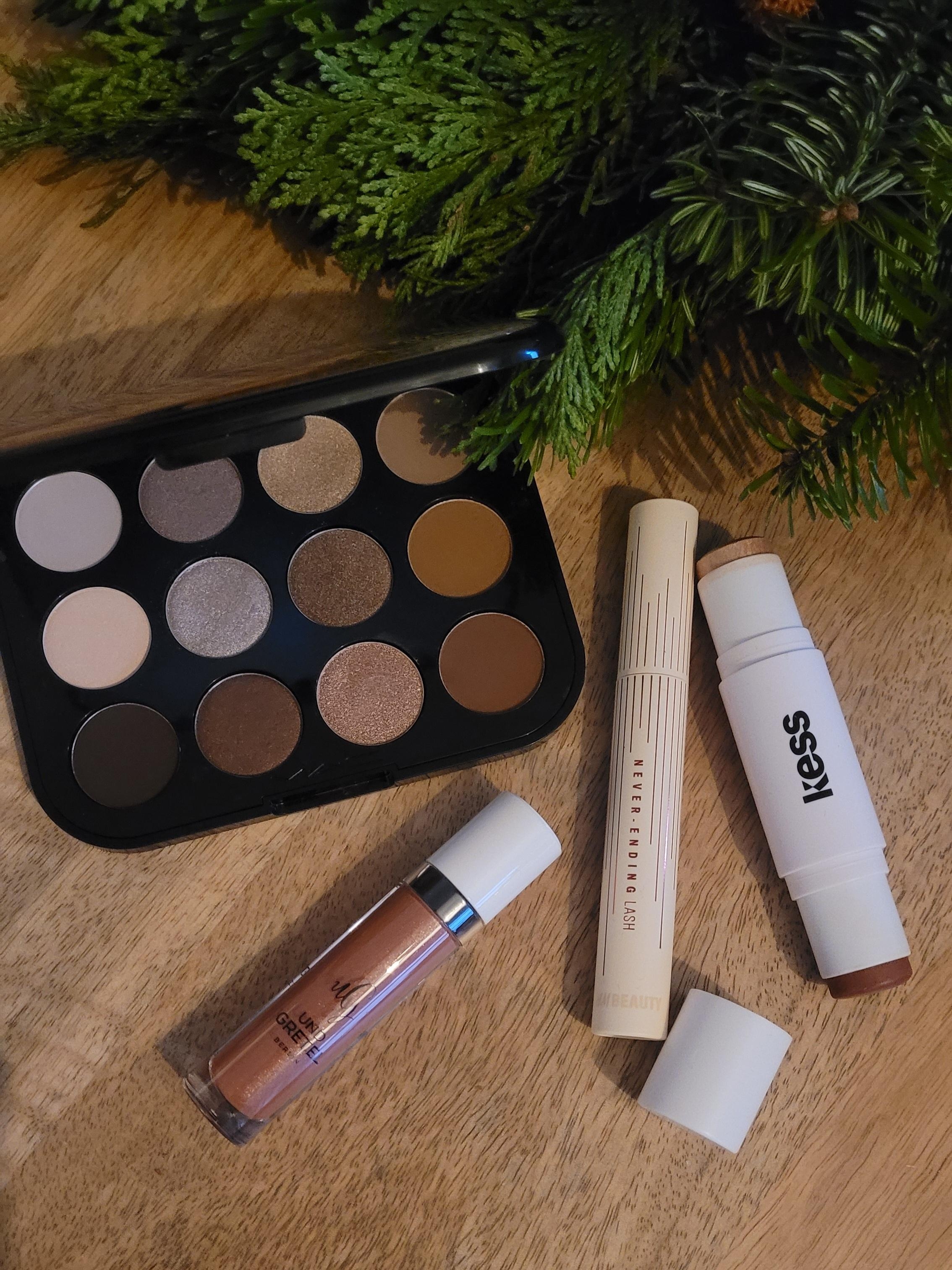 Perfekt vorbereitet für den 1. Advent 🌲
#beautyliebling #makeup #christmas