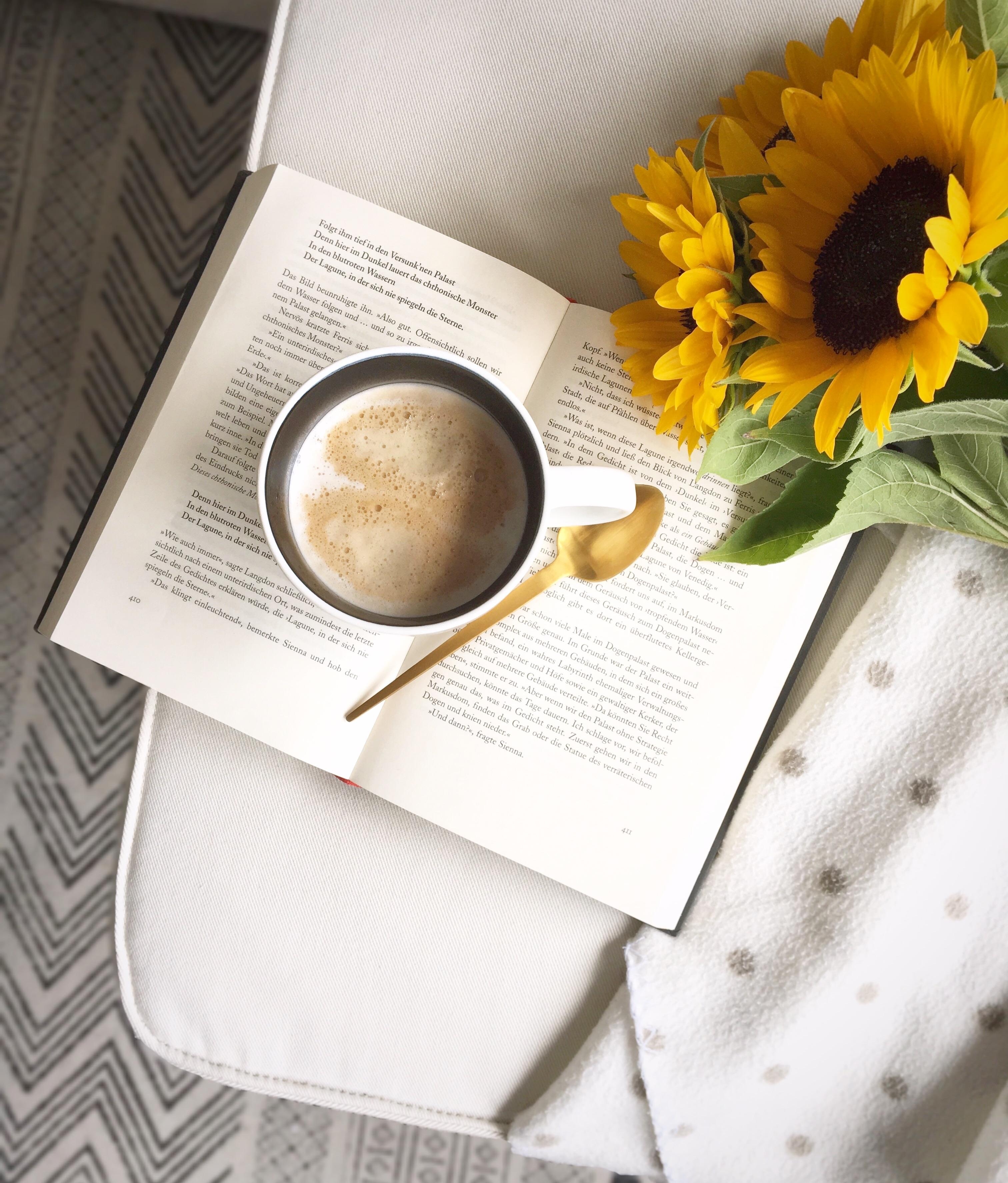 Perfektes Lesewetter heute 🌧🌻 #sonnenblumen #kaffee #coffeetime  #stillleben