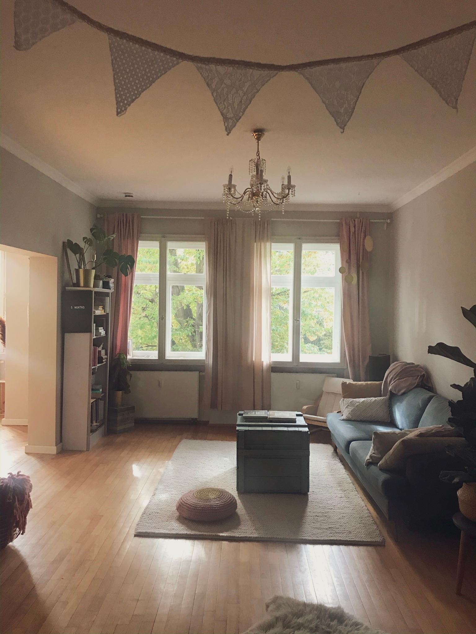 Perspektivenwechsel. Blick von der Treppe #maisonettewohnung Richtung Wohnzimmer. 
#wohnzimmer #livingroom #couchstyle