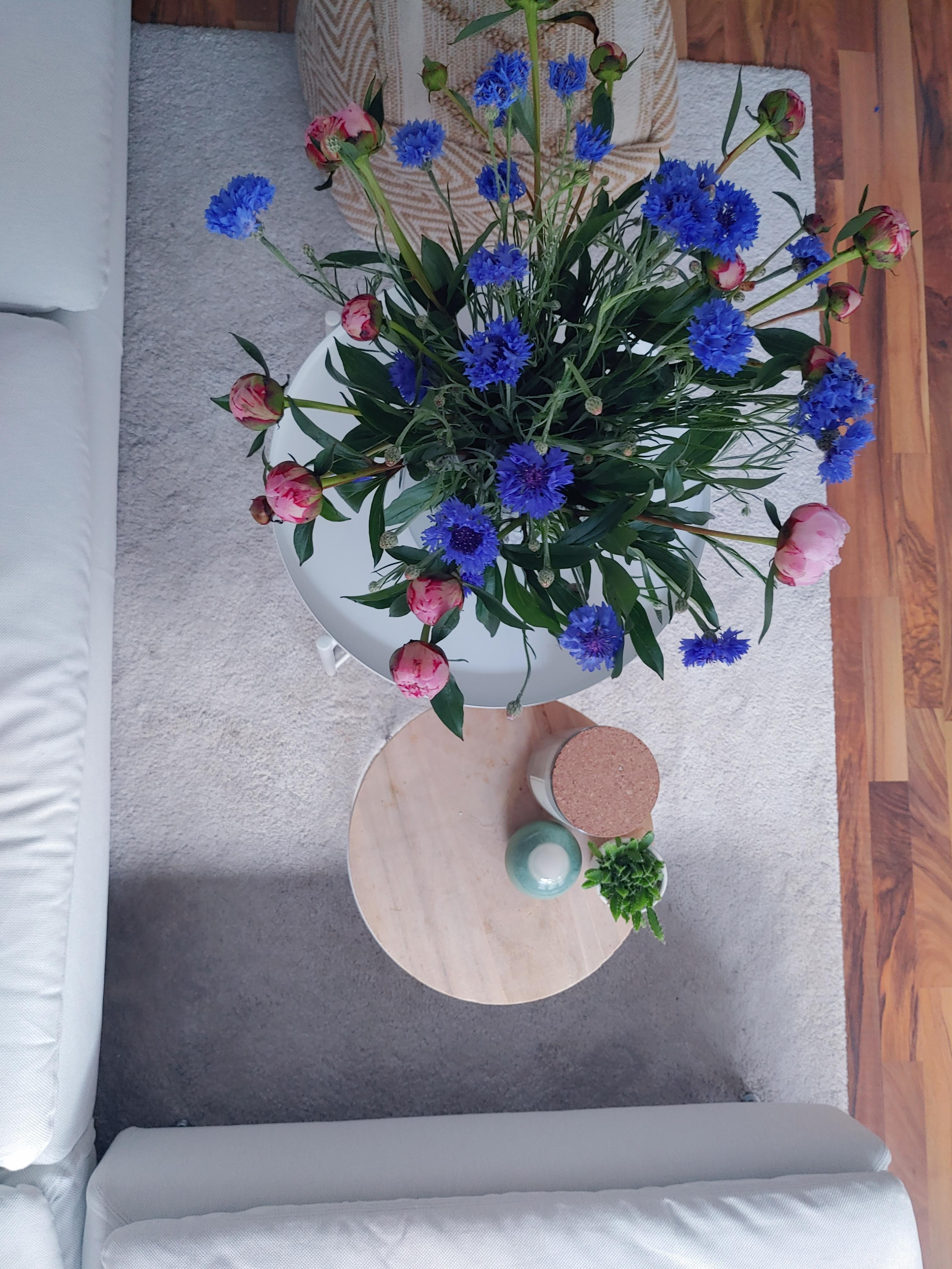 Perspektivenwechsel #freshflowers #blumenliebe #couch #couchtisch #vonoben #wohnzimmer