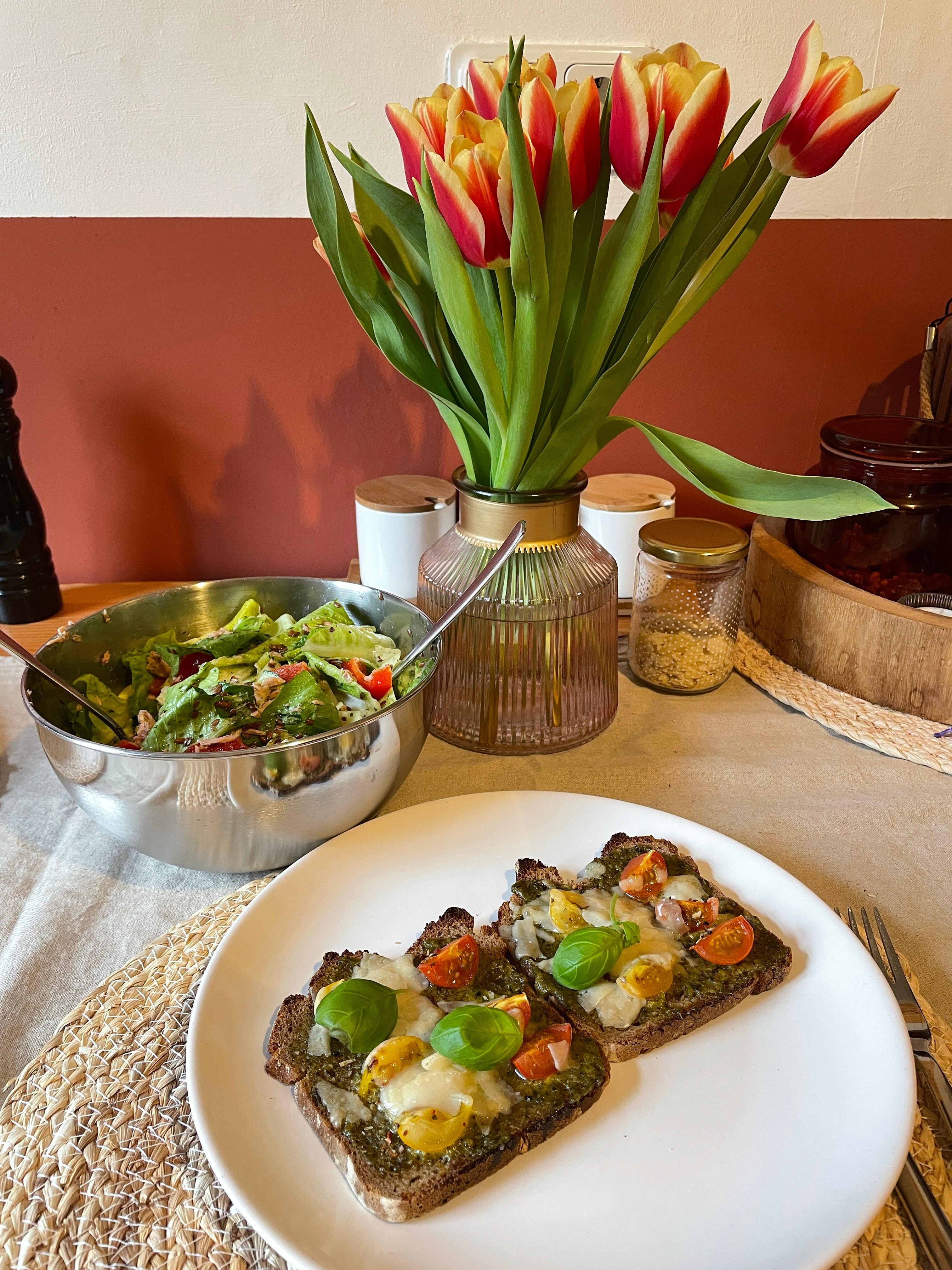 Pestobrot mit Salat 🥗 #foodie#ichliebeessen#leckerschmecker#couchmagazin