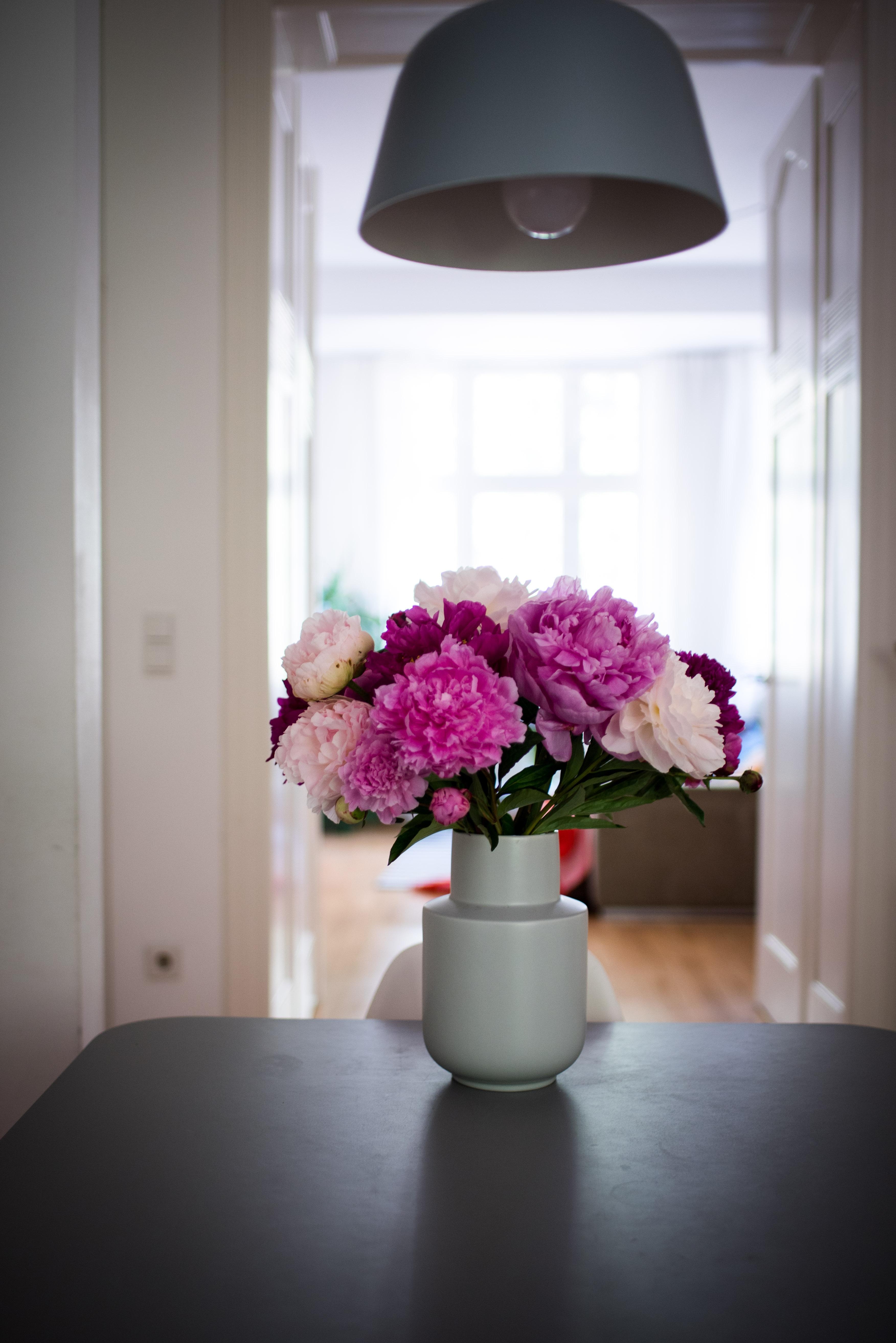 Pfingstrosen am Mittwoch #vase #blumendeko #freshflowers #interiorstyle #minimalism #peonies #interiorinspo