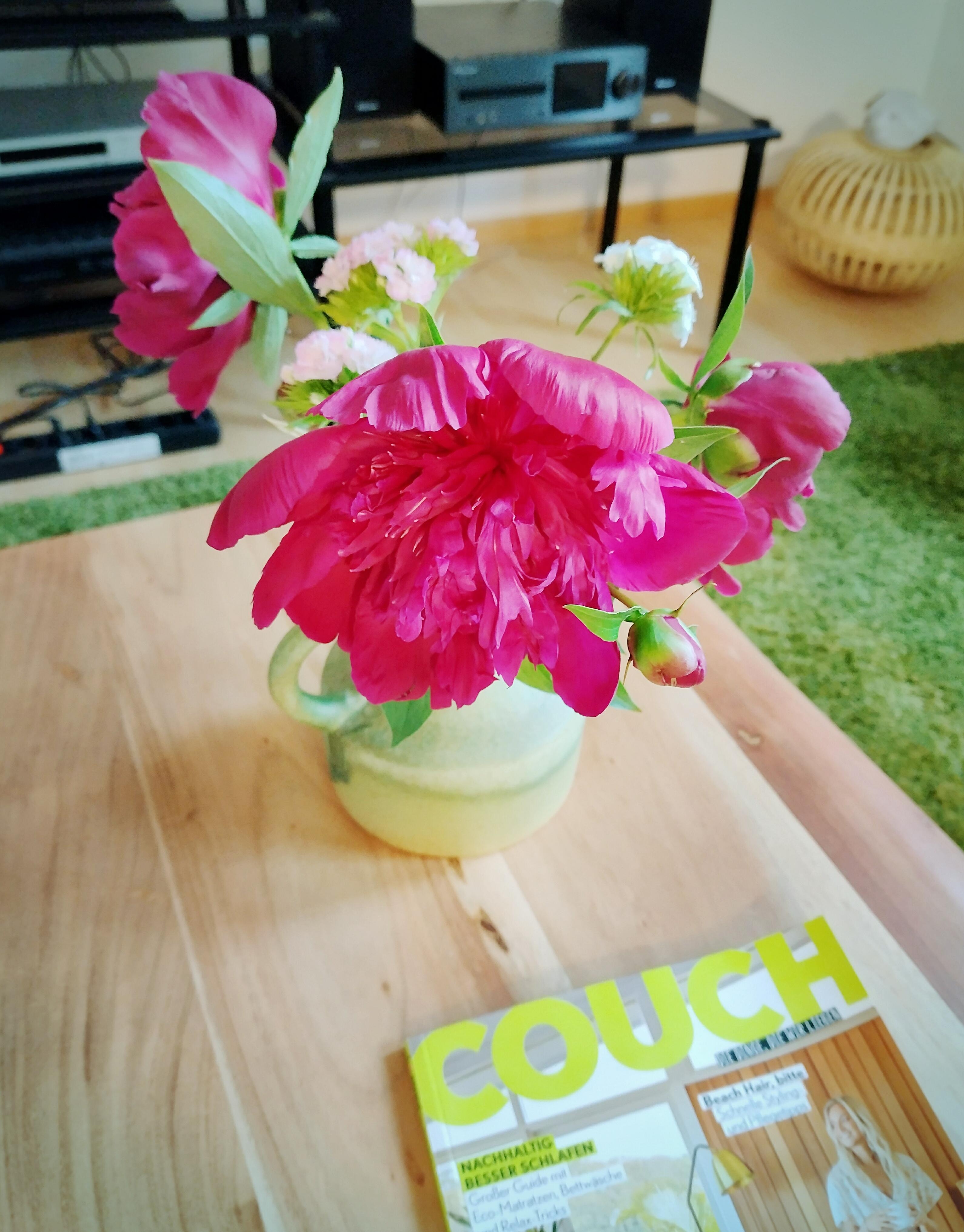 #pfingstrosen #frischeblumen #retrovase #keramikvase #couchtisch #details