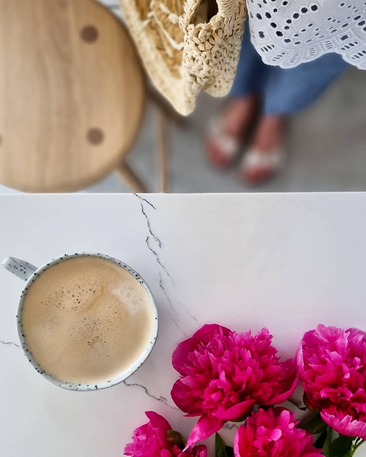 #pfingstrosen #kaffee #couchliebt #blumen #pink #kaffeliebe 
Einen sonnigen Tag wünsch ich euch!