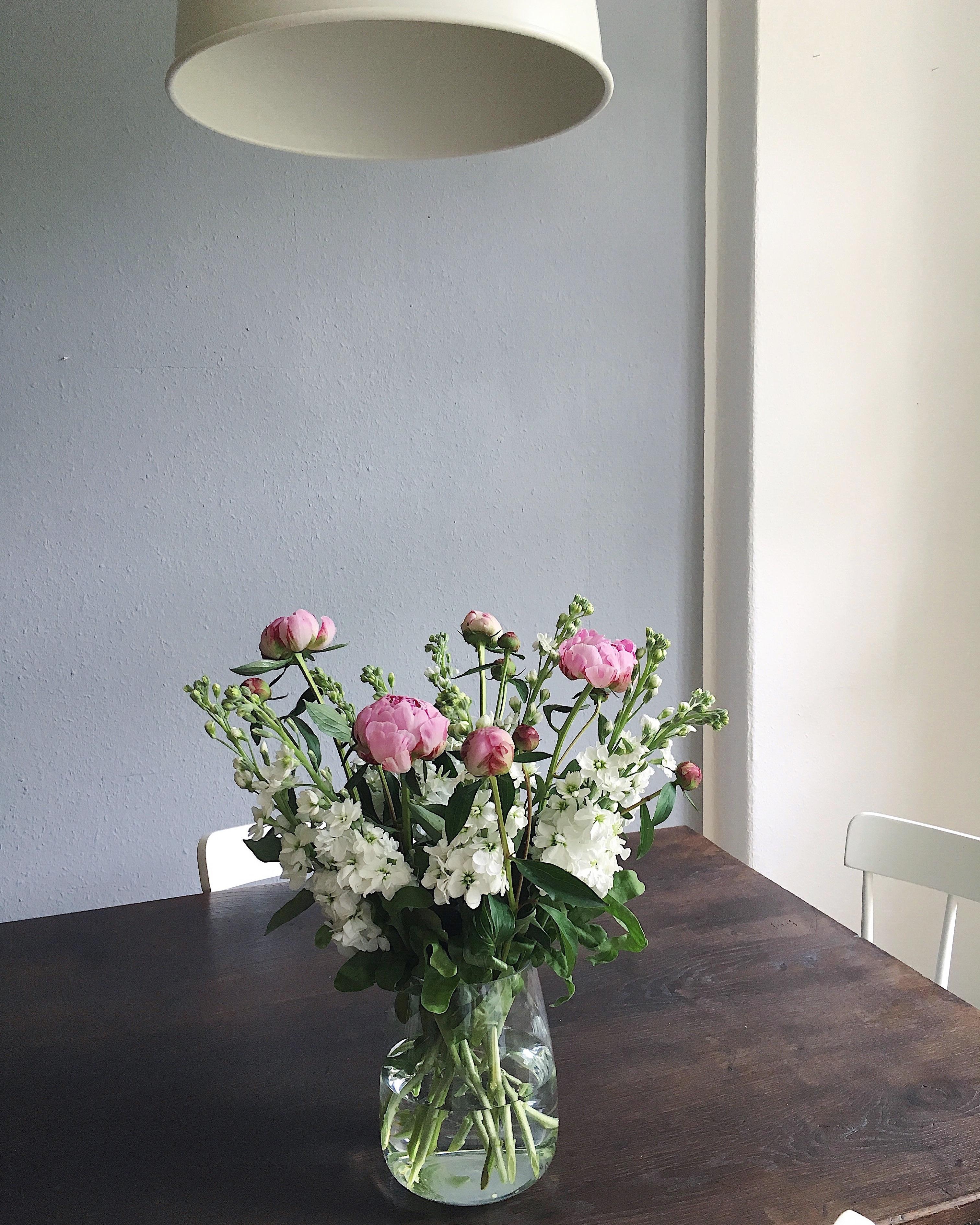 #pfingstrosen #peonies #blossombliss #küche #interieur #minimalism #freshflowers #hygge #frühling #frühlingsblumen 