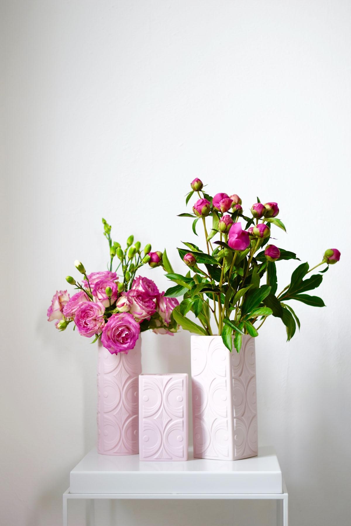 Pfingstrosen und Freiland-Rosen in zwei meiner schönsten Biskuitporzellan Vasen in zartem Rosé...
#pfingstrosen #vasen