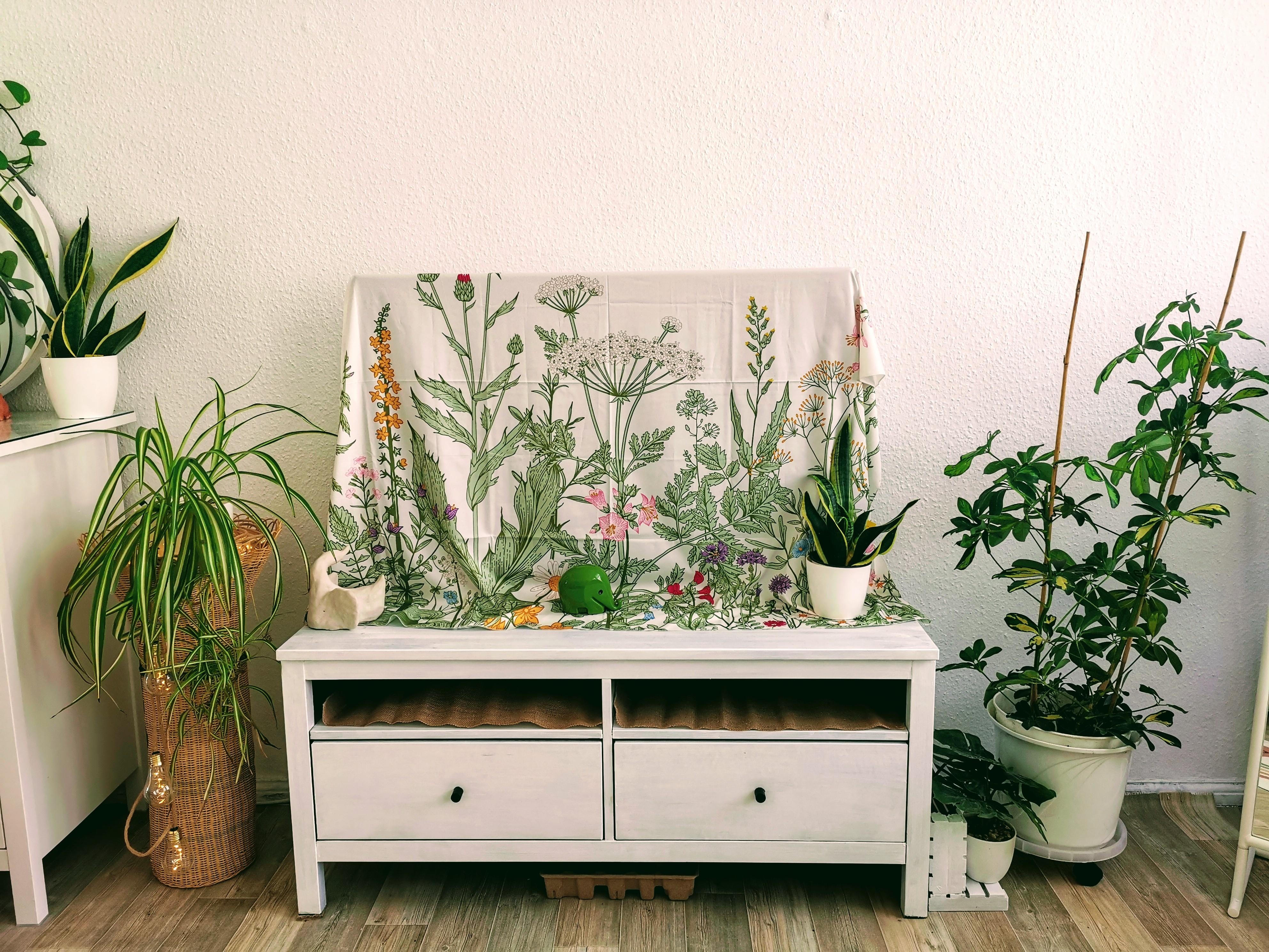 #Pflanzen gehen immer. Auch als TV-Versteck #Schlafzimmer #hell #Ikea